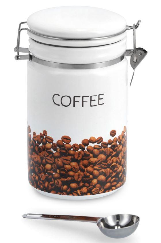 Warenzusammenstellung, bestehend aus einer Kaffeedose und einem Löffel, Foto siehe Anlage,
- in Aufmachung für den Einzelverkauf,
- zur Befriedigung eines speziellen Bedarfs zusammengestellt,
- Kaffeedose (keramischer Haushaltsartikel),
- - zylinderförmige, glasierte Dose mit Deckel mit der Aufschrift "COFFEE",
- - mit einem Bügelverschluss aus unedlem Metall und einer Dichtung aus Kunststoff,  
- - im unteren Bereich der Dose mit Kaffeebohnen bemalt,
- - mit einem Durchmesser von ca. 11 cm und einer Höhe von ca. 20,5 cm,
- - keramisches Erzeugnis, nach der Formgebung gebrannt, tonmineralhaltiges Material enthaltend,
- - laut ergänzenden Antragsangaben aus Steingut,
- - soll der Aufbewahrung von Kaffeebohnen oder gemahlenem Kaffee dienen,
- Löffel:
- - aus unedlem Metall, 
- - mit einer Länge von ca. 14 cm,
- - an der Kaffeedose in einem ausgearbeiteten Henkel eingehängt,
- die Kaffeedose bestimmt nach dem Umfang und aufgrund ihrer Bedeutung in Bezug auf
  die Verwendung den wesentlichen Charakter der Warenzusammenstellung.

"Anderer keramischer Haushaltsartikel (Kaffeedose), Artikel für den Tisch- oder Küchengebrauch,
 aus Steingut"