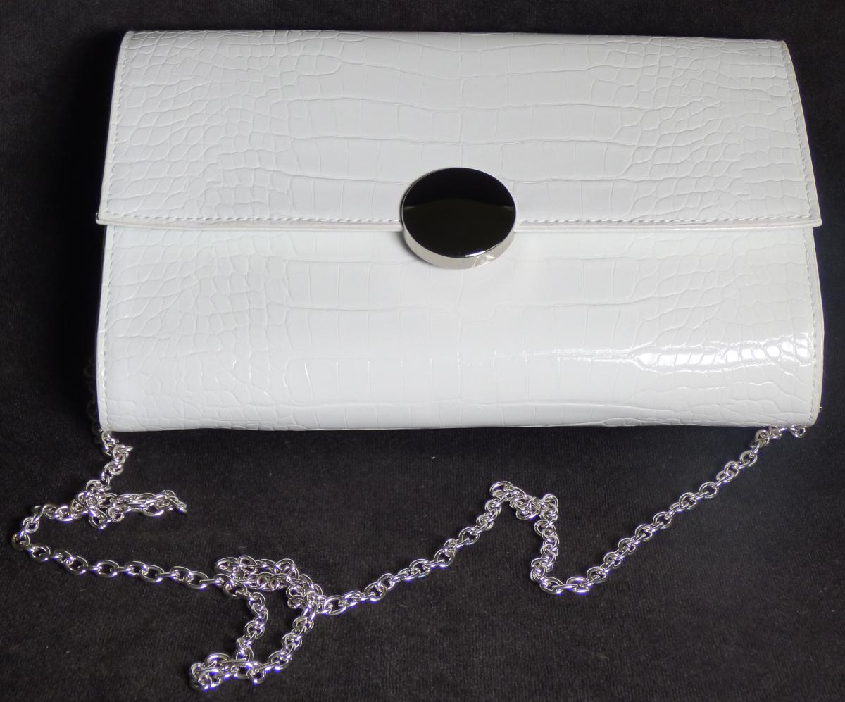 Handtasche, sog. Catwalk Partytasche B602/1594, Foto siehe Anlage,
- mit einer Außenseite aus Kunststofffolie (reptillederartig geprägt),
- mit einem abnehmbaren Schultertrageriemen in Form einer Gliederkette aus unedlem Metall,
- mit einer Überschlagklappe mit magnetischem Druckknopfverschluss,
- - gefüttert; innen mit einem offenen Einsteckfach und einem Reißverschlussfach ausgestattet,
- mit den Abmessungen: ca. 24 cm (Breite) x 15 cm (Höhe) x 5,5 cm (Tiefe),
- in unterschiedlichen Farben,
- Handtasche, da aufgrund der Größe und des Gesamteindrucks in erster Linie dazu geeignet,
  kleinere, persönliche Gegenstände aufzunehmen.

"Handtasche, mit Außenseite aus Kunststofffolien"