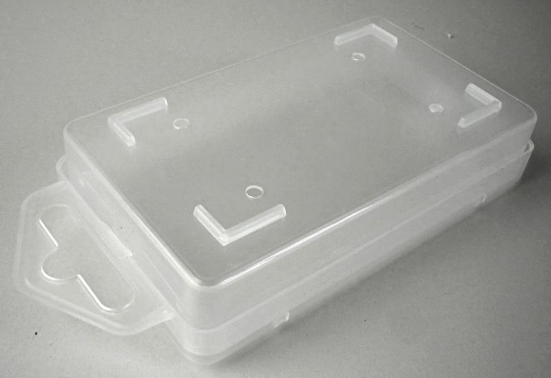 Nach den Angaben der Antragstellerin sowie der vorliegenden Abbildung handelt es sich um eine Schachtel (sog. Kunststoffbox, Artikelnummer 5480191777) aus formgepressten, milchig-transparentem Kunststoff im Sinne der Anmerkung 1 zu Kapitel 39.
Die etwa 107 x 62 x 20 mm große Ware verfügt an der Unterseite über vier Bohrungen und ist mit einem abnehmbaren Deckel versehen, an dessen oberer Schmalseite eine Aufhängevorrichtung mit Eurolochung angebracht ist.
 
Derartige Erzeugnisse werden zolltarifrechtlich als "Transport- oder Verpackungsmittel aus Kunststoffen, nicht von den Codenummern 3923 1010 00 0 bis 3923 1090 10 0 erfasst" eingereiht.