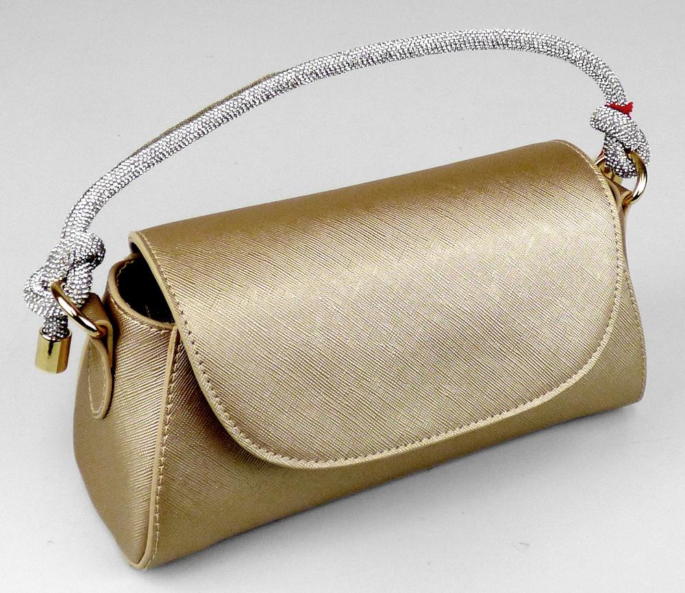 Handtasche, sog. Catwalk Handtasche 24719A-60, Foto siehe Anlage,
- mit einer Außenseite aus Kunststofffolien (streifenartig geprägt),
- mit einem Handtragegriff, der mit Strasssteinchen verziert ist,
- mit einer Überschlagklappe mit einem magnetischen Druckknopfverschluss,
- unter der Überschlagklappe mit einem ca. 2 cm unterhalb des oberen Rands verlaufenden
  Reißverschluss,
- - gefüttert; innen mit einem offenen Einsteckfach ausgestattet,
- mit den Abmessungen: ca. 22,5 cm (Breite) x 11,5 cm (Höhe) x 8,5 cm (Tiefe),
- Handtasche, da aufgrund der Größe und des Gesamteindrucks in erster Linie dazu geeignet,
  kleinere, persönliche Gegenstände aufzunehmen.

"Handtasche, mit Außenseite aus Kunststofffolien"