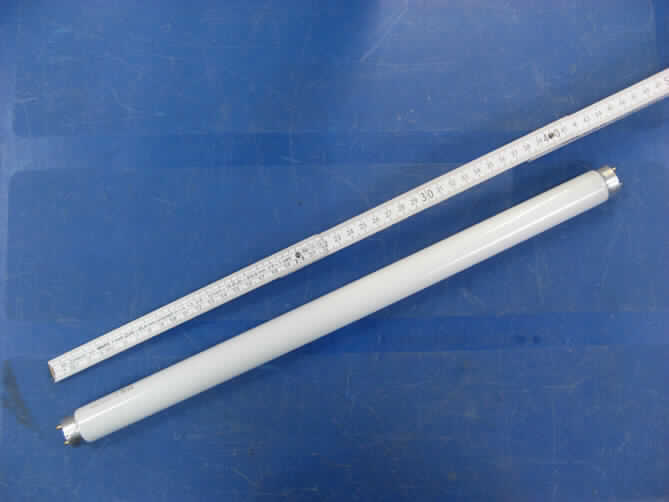 Leuchtstoffröhre, Typ Philips F15T8/CW Alto,
- aus einer Glühkathoden-Leuchtstoffröhre mit zwei Lampensockeln G13,
- mit einer Leistung von 15,5 W und einer Farbtemperatur von 4100 K,
- zur Verwendung als Leuchtmittel.
(Abbildung siehe Anlage)

"Elektrische Entladungslampe, Glühkathoden-Leuchtstofflampe mit zwei Lampensockeln,
 nicht für die elektrische Beleuchtung bestimmter Luftfahrzeuge"