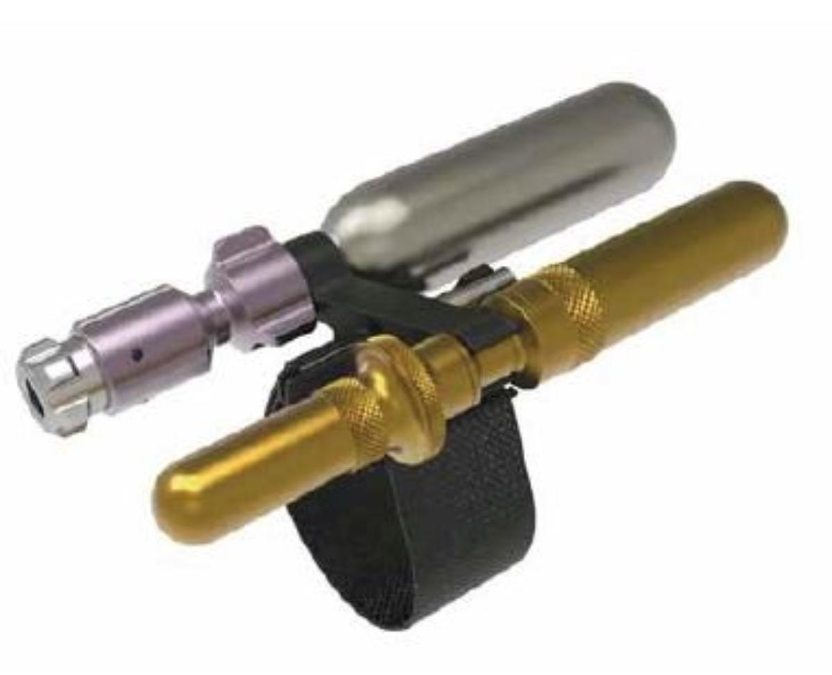 Sog. Tubless-Reparaturset,
- aus einem maßhaltig nach Zeichnung gefertigten, spezifisch geformten Ventilaufsatz aus Aluminium
  (Micro AirBooster), an einem Ende mit einem Schraubewinde versehen (Abbildung siehe Anlage),
- zum Reparieren und Aufpumpen von sog. Tubless-Reifen,
- zusammen mit einer 16 g CO²-Kartusche, einem 2-in-1-Aufreiber und Plug-Einstecher, Plug-Stop,
  Plug-Pod für 4 Plugs, 4 Plugs (3,5 mm x 5 cm), und einem Messer in einer aufschraubbaren zylin-
  derförmigen Umhüllung aus Metall sowie einer Rahmen-Halterung mit Klettverschluss (Beipack) in
  einer gemeinsamen Verkaufsumschließung.
Kein Teil der Warenzusammenstellung bestimmt den Charakter.

"Armatur für Behälter, nicht von den TARIC-Codes 8481 1005 10 bis 8481 8079 30 erfasst, Ventil aus
Aluminium (Warenzusammenstellung in Aufmachung für den Einzelverkauf aus Ventil aus Aluminium
und Beipack ohne charakterbestimmendem Bestandteil) - sog. Tubless-Reparaturset"