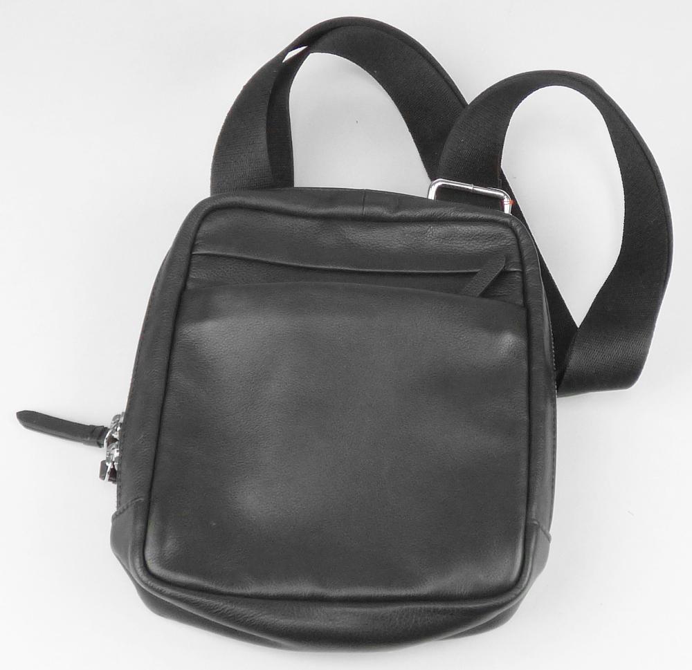 Handtasche, sog. Gallus Herren-Umhängetasche 010-4294, Foto siehe Anlage,
- mit einer Außenseite aus Leder (laut Antrag),
- mit einem längenverstellbaren Schultertragegurt,
- an der Rückseite mit einem eingesetzten Reißverschlussfach,
- mit einem aufgesetzten Vorfach mit Reißverschluss,
- das Hauptfach ist mit einem entlang des oberen Rands bis zu den Seiten verlaufenden Reißverschluss
  versehen,
- - gefüttert; innen mit zwei offenen Einsteckfächern, einem Einsteckfach mit Klettriegel und
    einem Reißverschlussfach ausgestattet,
- mit den Abmessungen: ca. 19 cm (Breite) x 22 cm (Höhe) x 5 cm (Tiefe),
- laut Antrag nicht handgearbeitet,
- in unterschiedlichen Farben,
- Handtasche, da aufgrund der Größe und des Gesamteindrucks in erster Linie dazu geeignet,
  kleinere, persönliche Gegenstände aufzunehmen.

"Handtasche, mit Außenseite aus Leder, nicht handgearbeitet"