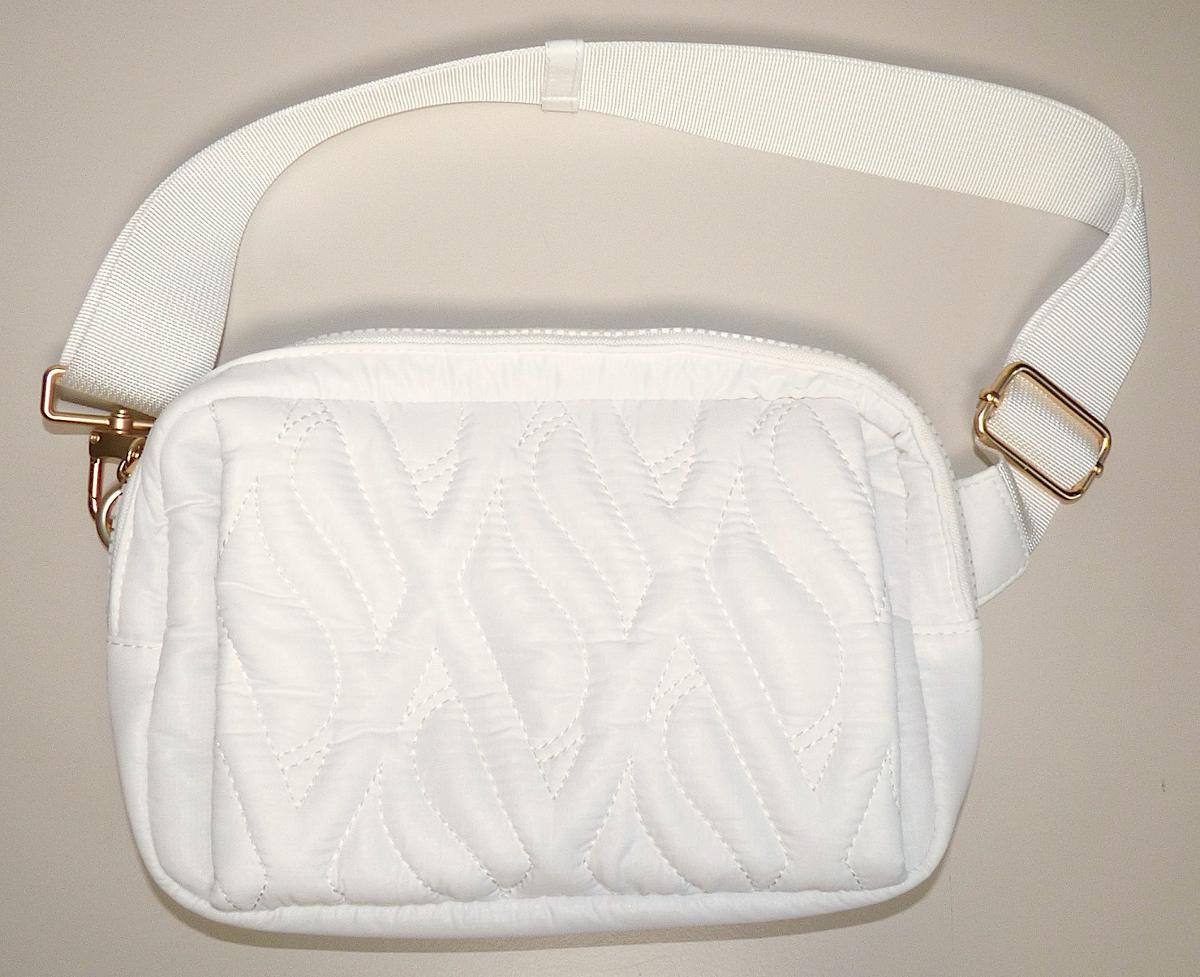 Handtasche, sog. Skechers New Umhängetasche 25084A-50-WHT, Foto siehe Anlage,
- mit einer Außenseite aus Spinnstoffen; an der Vorderseite abgesteppt gearbeitet,
- mit einem an einer Befestigungsöse abnehmbaren, längenverstellbaren Schultertragegurt mittels
  dem die Handtasche quer über dem Oberkörper getragen werden kann,
- an der Rückseite mit einem eingesetzten Reißverschlussfach,
- an der Vorderseite mit einem von den Schmalseiten zugänglichen Zuschnitt, der innen
  mit Plüschgewirken gefüttert ist,
- das Hauptfach ist mit einem entlang des oberen Randes bis zu den Seiten verlaufenden
  Reißverschluss versehen,
- - gefüttert; innen mit zwei offenen Einsteckfächern und einem Reißverschlussfach ausgestattet,
- mit den Abmessungen: ca. 23 cm (Breite) x 15,5 cm (Höhe) x 6 cm (Tiefe),
- in unterschiedlichen Farben,
- laut Antrag nicht handgearbeitet,
- Handtasche, da aufgrund der Größe und des Gesamteindrucks in erster Linie dazu geeignet,
  kleinere, persönliche Gegenstände aufzunehmen.

"Handtasche, mit Außenseite aus Spinnstoffen, nicht handgearbeitet"