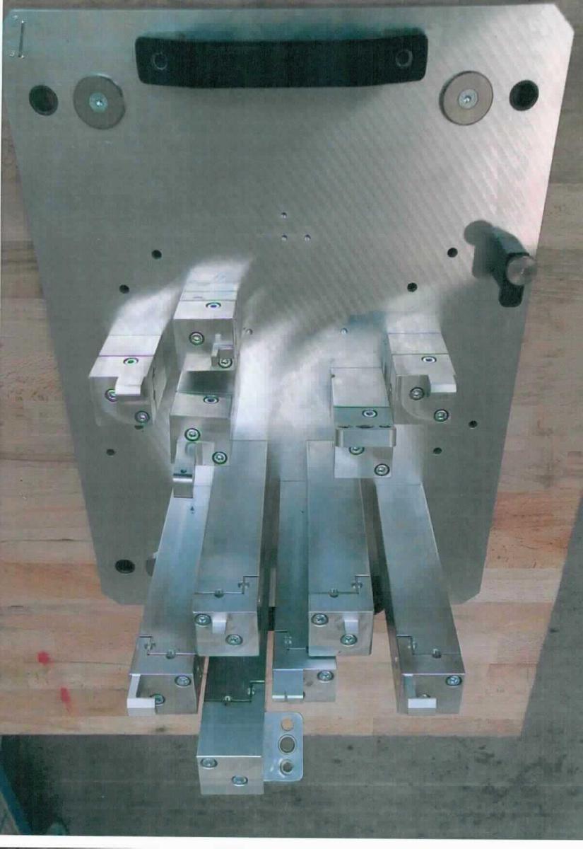 So genannte Bauteile (Aluminium), im Wesentlichen bestehend aus mehreren spezifisch nach technischer Zeichnung geformten (gefrästen oder gedrehten) Körpern aus Aluminium oder Stahl (zur äußeren Form siehe Abbildung in der Anlage). 
Die Ware stellt sich als nicht zusammengesetzte Prüflehre zur Maßprüfung in der Fertigung von gespritzten Kunststoffteilen für Kraftfahrzeuge dar. Die Anzahl und Form der einzelnen Bauteile richtet sich im Einzelnen nach dem zu prüfenden Teil. 
Zur Erhöhung der Präzision der Prüfung verfügt die Anordnung zusätzlich über Aufnahmevorrichtungen für Messuhren (nicht Gegenstand dieser vZTA-Entscheidung).

Die Ware wird als "Gerät zum Messen oder Prüfen, in Kapitel 90 anderweit weder genannt noch inbegriffen, andere als in den Unterpositionen (KN) 9031 1000 bis 9031 4990 genannt, zum Messen oder Prüfen der geometrischen Größe Abstand" eingereiht.