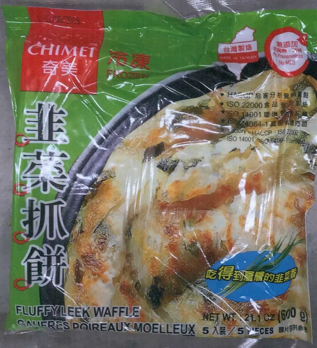 Pfannkuchen

Antragsangaben:
Pfannkuchen (Pancake) nach Taiwanesischer Art, mit Lauch, tiefgefroren, 600 g

Beschaffenheit des vorgelegten Warenmusters (in Originalumschließung):
Bedruckter und etikettierter Kunststofffolienbeutel; das u. a. deutschsprachige Etikett enthält Angaben zum 
Erzeugnis (Pfannkuchen (Pancake) nach Taiwanesicher Art, mit Lauch, tiefgefroren; 5 Stück; 600 g), zu den 
Zutaten (siehe Feld 8) und zur Zubereitung (die nicht aufgetauten Pfannkuchen mit etwas Öl in einer erhitzten 
Pfanne auf beiden Seiten goldbraun anbraten); darin in einer Kunststoffwanne durch Kunststofffolien voneinander 
abgetrennte runde, beigefarbene, tiefgefrorene, mit grünen Lauchstückchen durchsetzte, nach dem Auftauen 
weiche, knetbare, demnach nicht vorgegarte Pfannkuchen (Durchmesser ca. 16 cm, Dicke ca. 0,5 cm).

Kakao, Milchfett und Milchprotein nach der Zutatenliste nicht enthalten
Stärke/Glucose*: 25 bis weniger als 50 GHT
Saccharose/Invertzucker/Isoglucose**: 0 bis weniger als 5 GHT

*: festgestellt gemäß VO (EG) 900/2008, VO (EU) 118/2010
**: festgestellt gemäß VO (EG) 900/2008

Lebensmittelzubereitung aus Mehl, ohne Gehalt an Kakao, anderweit weder genannt noch inbegriffen, Mischungen 
und Teig, zum Herstellen von Backwaren der Position 1905 der KN.