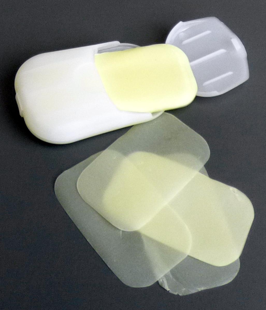Angaben:
Seifenblätter; zum Waschen der Hände; verpackt in einem weißen Kunststoff-Etui.

Warenbeschaffenheit:
Rechteckige, hellgelbe, duftende, mit Wasser schäumende und sich auflösende dünne Blättchen (Abmessungen: ca. 3,5 x 5,8 cm) mit abgerundeten Ecken, zu 50 Stück in einem weißen Kunststoff-Etui verpackt.

Befund:
Organische grenzflächenaktive Erzeugnisse und Zubereitungen, in Form von Tafeln, Riegeln, geformten Stücken oder Figuren, zur Körperpflege.
