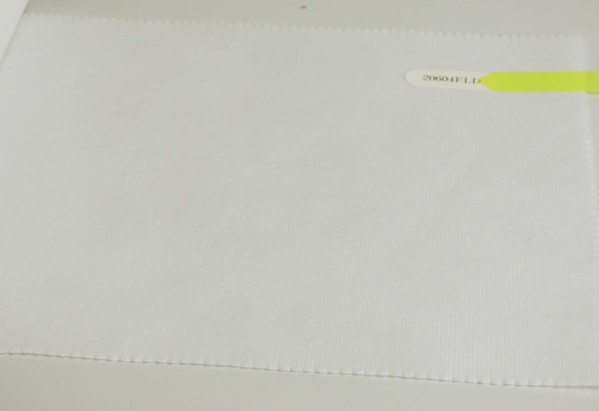 Vliesstoff, sog. Polyester Vliesstoff, Art. 20604 FLD, Foto siehe Anlage,
- laut Antrag als Meterware auf Rollen,
- laut Untersuchungsergebnis:
-- aus synthetischen Filamenten (laut Antrag Polyester; keine aromatischen Polyamide, somit keine Ware der 
   Unterposition 5603 1290 30),
-- thermisch verfestigt,
-- weder bestrichen noch überzogen,
-- einlagig,
-- kein melt blown,
-- mit einem Quadratmetergewicht von ca. 64 g.

"Vliesstoff, aus synthetischen Filamenten, mit einem Quadratmetergewicht von mehr als 25 g bis 70 g, weder 
 bestrichen noch überzogen, anderer als in den Unterpositionen 5603 1290 10 bis 5603 1290 70 genannte"