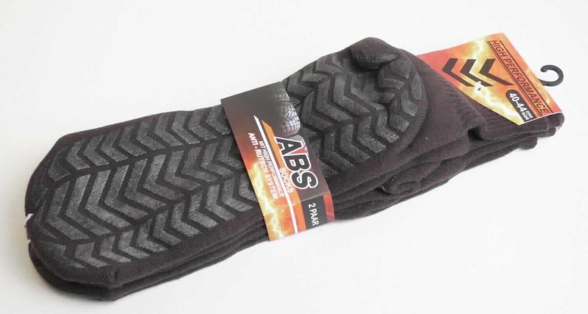 Socken, sog. ABS Socks, Art. 6212002, Größe 40 - 44, Foto siehe Anlage,
- zwei Paar an einer bedruckten Pappkarte befestigt,
- aus bis zu ca. 2,7 mm dicken, einfarbigen Gewirken aus laut Antrag 82 % Baumwolle, 13 % Polyester und 
  5 % Elasthan (beides synthetische Chemiefasern),
- schlauchförmig abgepasst gewirkt und an den Fußspitzen durch Zusammennähen konfektioniert; mit 
  ausgearbeiteter Ferse, 
- zur Erhöhung der Rutschfestigkeit auf der Lauffläche mit einem aufgebrachten Muster aus augenscheinlich 
  Kunststoff; stellt keine angebrachte, durchgehende Laufsohle dar (somit keine Schuhe des Kapitels 64), 
- am oberen Rand umgeschlagen und mit einem elastischen Abschluss versehen,
- die Knöchel bedeckend, nicht über die Waden reichend.

"Socken aus Gewirken, aus Baumwolle"