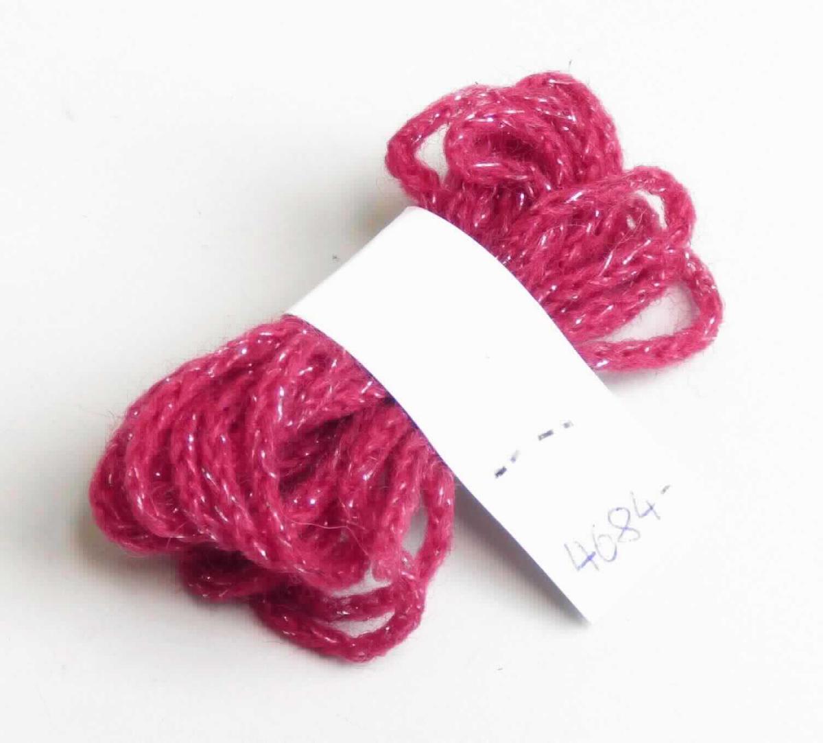 Gewirke, sog. Handstrickgarn, Art.-Nr.: 4684, Foto siehe Anlage, 
- als Meterware im Knäuel (50 g), laut Antrag mit einer Länge von 210 m, 
- laut Untersuchungsergebnis: 
- - schlauchförmiges Gewirke mit einer Breite von ca. 3 mm (damit kein Maschengarn der Position 5606), 
- - aus Wolle, feinen Tierhaaren (laut Antrag Alpaka), metallisierten Streifen (Lamé) und synthetischen Filamenten 
    (laut Antrag Polyamid); die Antragsangaben von 55 GHT Wolle, 25 GHT feine Tierhaare, 10 GHT metallisierter 
    Streifen und 10 GHT Polyamid können als zutreffend angesehen werden, 
- keine Elastomergarne oder Kautschukfäden enthaltend, 
- ohne Flor- oder Schlingenoberfläche.

"Gewirke, mit einer Breite von weniger als 30 cm, anderes als solche der Positionen 6001 und 6002, aus Wolle 
 und feinen Tierhaaren"