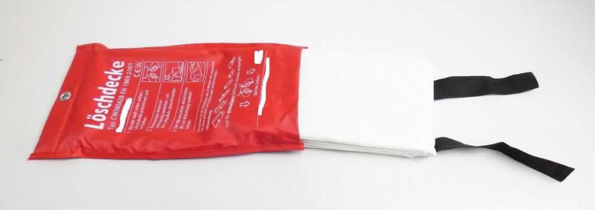 Ware aus Glasfasern, sog. Löschdecke aus Glasfasern, Foto siehe Anlage,
- aus Geweben aus textilen Glasfasern,
- an den Seitenrändern gesäumt, 
- mit zwei ca. 22 cm langen, angenähten Bändern aus Spinnstoffen,
- in einer handelsüblichen Spinnstoffverpackung mit Klettverschlussöffnung und Aufhängevorrichtung.

"Ware aus Glasfasern (Feuerlöschdecke), andere als in den Unterpositionen 7019 9000 10 bis 7019 9000 40 
 genannte"