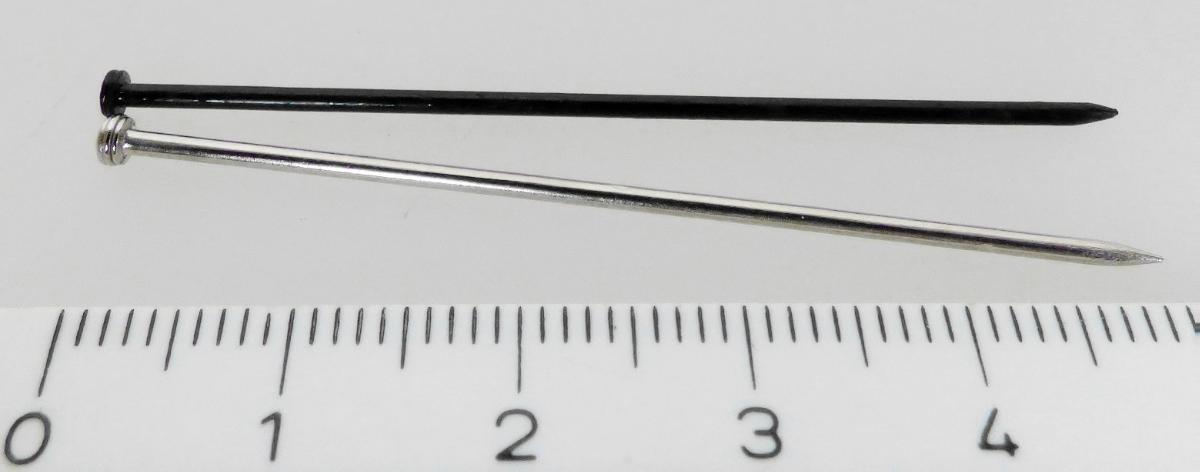 Es handelt sich um ca. 50 mm lange Nadeln aus Stahl (Stärke: etwa 1,2 mm) mit zugespitztem Stift an der einen und einem runden Kopf an der anderen Seite.
Die Erzeugnisse liegen in zwei verschiedenen Ausführungen vor (silberblank oder schwarz lackiert) und dienen zur Befestigung bei Floristikarbeiten, z. B. zum Stecken von Verzierungen.
- Antragstellerangaben -

Abbildung siehe Anlage.

Derartige Erzeugnisse gehören als "Stecknadeln aus Stahl" zum TARIC-Code 7319 4000 00.