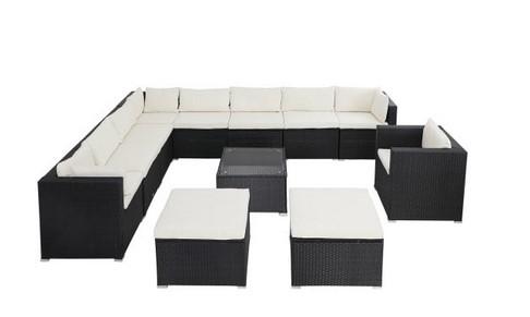 Bei der sog. „Polyrattan Ecklounge XXXL Schwarz/Creme inkl. Kissen“, handelt es sich um eine Warenzusammenstellung in Aufmachung für den Einzelverkauf bestehend aus:
- elf gepolsterten Sitzmöbeln:
-- fünf ca. 70 x 70 x 70 cm (L x B x H) großen Sitzelementen mit Lehne,
-- drei ca. 70 x 70 x 70 cm (L x B x H) großen Sitzecken mit Lehne,
-- zwei ca. 70 x 70 x 40 cm (L x B x H) große Hocker,
-- einem ca. 70 x 76 x 70 cm (L x B x H) großen Sessel,
-- jeweils ausgestattet mit einem lose aufgelegten, passgenauen Sitz- und Rückenkissen,
- einem ca. 70 x 70 x 40 cm (L x B x H) großen Tisch mit Sicherheitsglasplatte.

Die Sitzmöbel und der Tisch bestehen jeweils aus einem Gestell aus Stahl, das mit einem Kunststoffgeflecht im Rattan-Design bespannt ist. Der Tisch ist mit einer lose aufgelegten Glasplatte ausgestattet und nicht dazu ausgelegt, während des Sitzens auf den dazugehörigen Sitzmöbeln an ihm zu essen.

Der Charakter der Warenzusammenstellung wird im Hinblick auf die Verwendung und aufgrund des Umfangs von den gepolsterten Sitzmöbeln bestimmt.

Die Erzeugnisse sind dazu bestimmt, auf den Boden gestellt zu werden und dienen der Ausstattung von Gärten.

Die in Kartons verpackte Warenzusammenstellung ist als "anderes als von der Position 9402 erfasstes Sitzmöbel, nicht von den Unterpositionen (HS) 9401 10 bis 9401 69 erfasst, mit Gestell aus Metall, gepolstert" einzureihen.