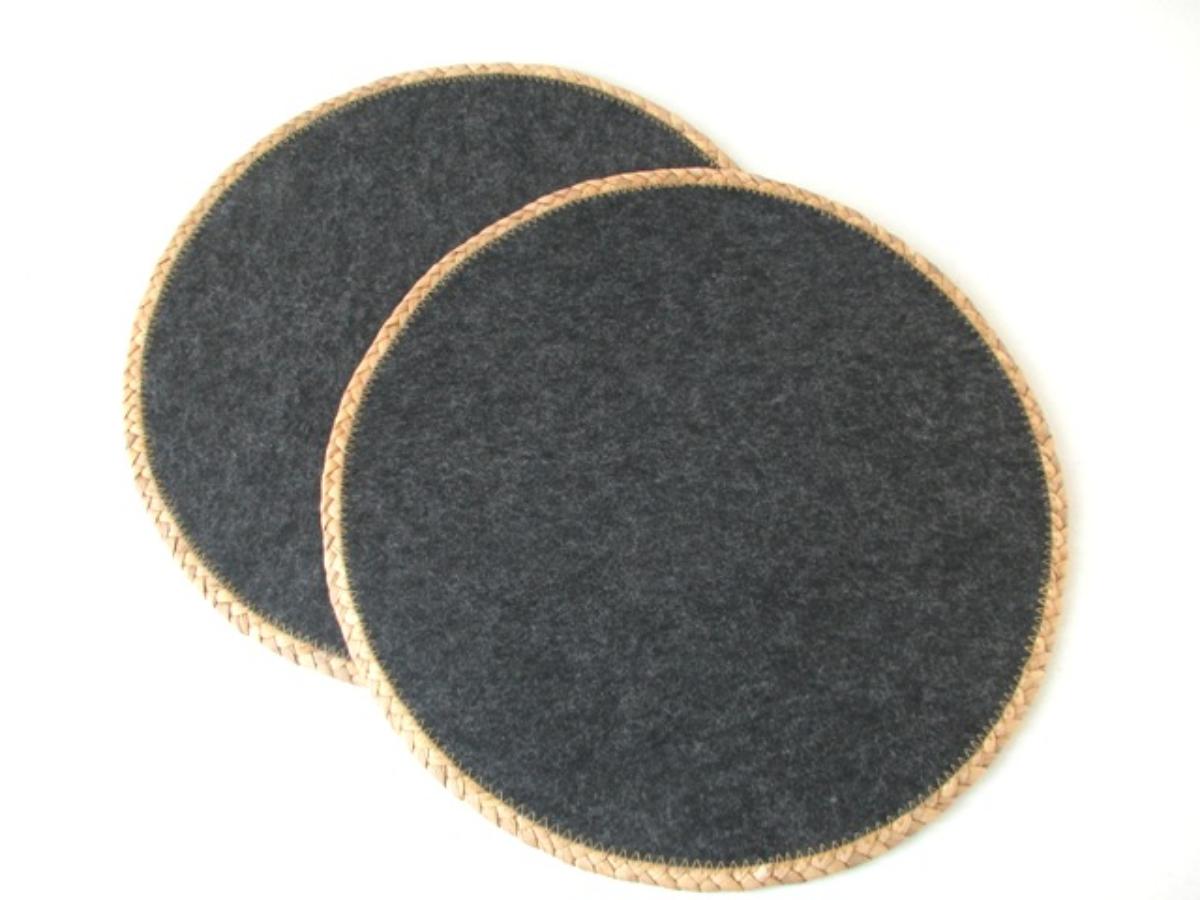 Tischset, sog. Platzmatten, Foto siehe Anlage,
- als zweiteiliges Set in einem Polybeutel verpackt,
- rund, mit einem Durchmesser von ca. 38 cm (in anderer als quadratischer oder rechteckiger Form
  zugeschnitten, somit konfektioniert),
- laut Untersuchungsergebnis:
-- aus einem genadelten und mit Bindemitteln bzw. Bindefasern verfestigten Vliesstoff aus synthetischen
   Chemiefasern; somit nicht aus Filz,
-- mit einem ca. 1 cm breiten Rand aus miteinander verflochtenen, pflanzlichen Streifen,
- soll als dekorativer Untersetzer für z. B. Teller bei Tisch verwendet werden; wird insbesondere wegen
  des Materials üblicherweise nicht gewaschen und kennzeichnet sich aufgrund des Verwendungszwecks
  und der Ausstattung als Ware zur Innenausstattung, somit keine Tischwäsche der Position 6302 und
  keine Ware der Position 6307.

"Andere Ware zur Innenausstattung (Tischset), aus Spinnstoffen, keine Ware der Position 9404, aus
 Vliesstoffen, aus synthetischen Chemiefasern"