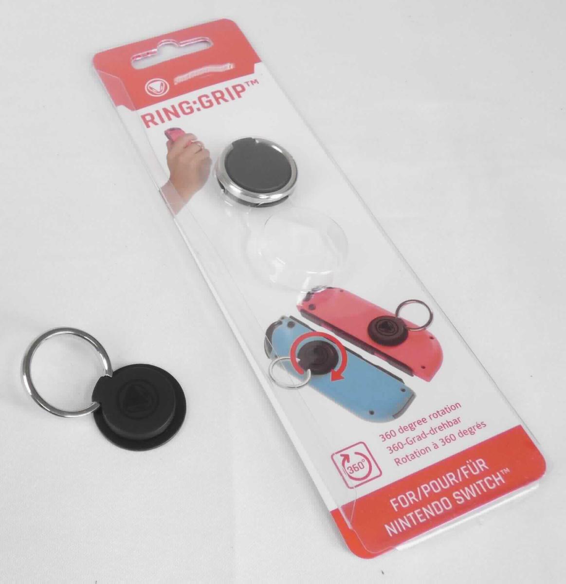 Es handelt sich um Erzeugnisse, bestehend aus einem Ring (Durchmesser: etwa 25 mm), aus einer Zinklegierung mit gewichtsmäßig vorherrschendem Zinkanteil, der mittels eines Pins aus Stahl an einer nahezu kreisrunden Platte (Durchmesser: etwa 20 mm), ebenfalls bestehend aus einer Zinklegierung mit gewichtsmäßig vorherrschendem Zinkanteil, befestigt ist. Die Platte weist einen stilisierten Schlangenkopf auf und ist auf einer dünnen Scheibe aus Kunststoff befestigt, an deren Unterseite ein Klebepunkt angebracht ist.
Die Ringe sind bis auf etwa 180 Grad klappbar, während die Platten um 360 Grad gedreht werden können. 
Die Erzeugnisse sind jeweils zu zwei Stück auf einer Pappunterlage aufgeblistert, werden an sog. Joy-Con Comfort Grips (nicht Gegenstand dieser vZTA) befestigt und dienen als Fingerhalterungen.
- Antragstellerangaben -

Abbildung siehe Anlage.

Hinsichtlich der Bedeutung für die Verwendung bestimmen die Bestandteile aus unedlen Metallen den Charakter der Erzeugnisse. Zink herrscht gegenüber allen anderen unedlen Metallen gewichtsmäßig vor.

Derartige Erzeugnisse gehören als "andere Waren aus Zink" zum TARIC-Code 7907 0000 00.

Nicht Position 4202, da die Erzeugnisse nicht vom Wortlaut dieser Position erfasst werden und die unedlen Metalle den Charakter der Erzeugnisse bestimmen.