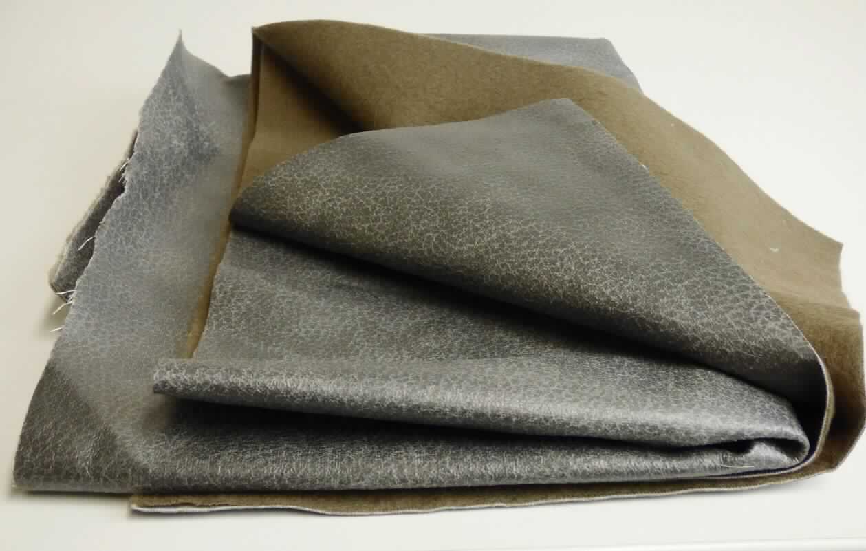 Textillaminat, sog. Möbelbezugsstoff, Foto siehe Anlage,
- als Meterware, mit einer Breite von mehr als 30 cm,
- laut Untersuchungsergebnis:
-- aus drei mit ihrer ganzen Fläche aufeinander liegenden und so miteinander durch Kleben verbundenen Lagen: 
--- mit einer Oberlage (Schauseite): 
---- aus einem gerauten und bedruckten Kettengewirke aus synthetischen Chemiefasern (laut Antrag Polyester),
---- kein Samt, Plüsch, Schlingengewirke oder Schlingengestricke, somit keine Ware der Position 6001,
---- keine Elastomergarne oder Kautschukfäden enthaltend,
--- mit einer Zwischenlage:
---- aus einem einfarbigen Gewebe aus synthetischen Filamenten,
--- mit einer Unterlage:
---- aus einem gerauten und gefärbten Kuliergewirke aus synthetischen Chemiefasern (laut Antrag Polyester),
---- keine Elastomergarne oder Kautschukfäden enthaltend,
- das die Schauseite bildende Kettengewirke verleiht der Ware insbesondere im Hinblick auf die Verwendung als 
  Möbelbezugsstoff ihren wesentlichen Charakter.

"Kettengewirke, anderes als solche der Positionen 6001 bis 6004, aus synthetischen Chemiefasern, anderes 
 als in der Unterposition 6005 35 genannte, bedruckt"