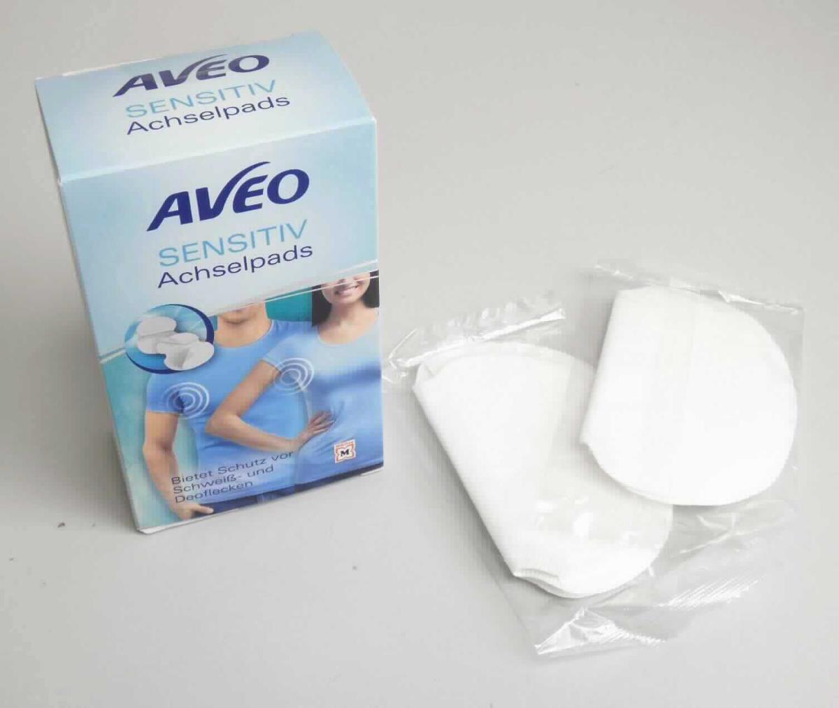 Es handelt sich bei dem als Achselpads bezeichneten Erzeugnis um einen Einwegartikel mit dreilagigem Aufbau und den Abmessungen von etwa 12 x 11 x 0,2 cm (Länge x Breite x Dicke). Die Innenlage aus weichen, watteähnlichen Zellstofffasern ist umhüllt auf der einen Seite mit einer geprägten Kunststofffolie, auf der gegenüber liegenden Seite mit einem weichen Vliesstoff aus synthetischen Spinnfasern. Die Ränder der Außenlagen sind durch Pressen und Prägen miteinander verbunden. Die Kunststofffolienlage ist mit zwei durch Schutzpapier abgedeckten Klebestreifen zum Fixieren des Erzeugnisses auf der Innenseite eines unmittelbar auf der Haut zu tragenden Bekleidungsoberteils im Bereich der Achselhöhle versehen. Die Ware dient dazu Körperschweiß aufzunehmen und dabei die Oberbekleidung des Trägers vor Durchfeuchtung und Fleckenbildung zu schützen. Zwei Pads sind jeweils in Kunststofffolie eingeschweißt und zu insgesamt 14 Stück in einer mit Produkthinweisen bedruckten Faltschachtel verpackt.

Abbildung siehe Anlage.

Derartige Waren gehören als "Bekleidungszubehör, aus Papierhalbstoff, Papier, Zellstoffwatte oder Vliesen aus Zellstofffasern" zum TARIC-Code 4818 50 00 00, da es sich zolltarifrechtlich um eine aus verschiedenen Stoffen zusammengesetzte Ware handelt, deren wesentlicher Charakter nach dem Umfang und der Bedeutung für die Verwendung durch die Zellstofffasern bestimmt wird.