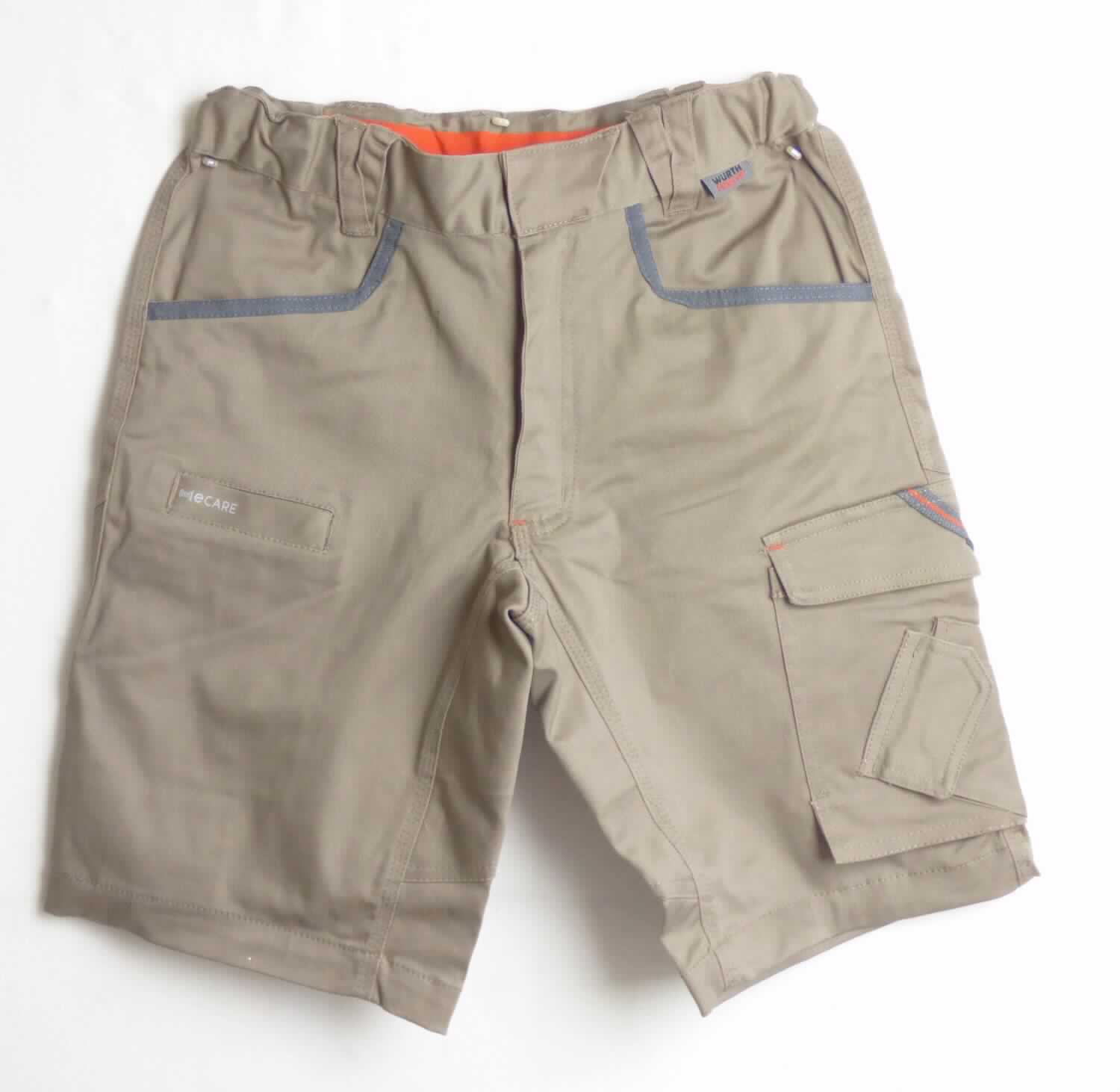Kurze Hose, sog. MOD Bermuda Stretch X beige, Art. M413108417, Größe 40, Foto siehe Anlage,
- aus ca. 0,6 mm dicken, einfarbigen Geweben aus laut Antrag 72 % Baumwolle, 25 % Polyester und 3 % Elasthan
  (beides synthetische Chemiefasern),
- in der Taille abschließend, mit einem ca. 4 cm breiten, angesetzten, teilweise elastischen Bund mit
  Gürtelschlaufen,
- vorn mit einer Öffnung mit Reißverschluss und Patte von links über rechts (Männerkleidung), die im Taillenbund 
  mit einem Knopf geschlossen wird,
- vorn mit zwei eingesetzten, offenen Taschen, einer eingesetzten, kleinen Tasche und einer aufgesetzten
  Tasche mit Patte auf den Hosenbeinen sowie mit zwei aufgesetzten Gesäßtaschen mit Patte,
- mit kurzen Hosenbeinen, die nicht die Knie bedecken (Seitenlänge: ca. 44 cm),
- an den Beinabschlüssen durch Umschlagen und Festnähen gesäumt.

"Kurze Hose, aus Geweben, für Männer, aus Baumwolle"