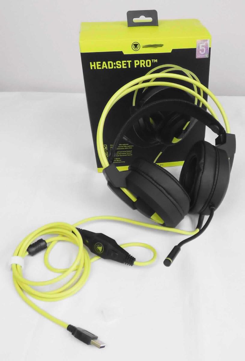 Gaming-Headset "snakebyte PC Head:Set PRO", Art. SB914119
- aus zwei Hörern mit Ohrpolster an einem Kopfbügel mit Tonfrequenzverstärker, Mikrofon und
  Anschlusskabel mit integriertem Bedienelement und USB-Anschluss (Abbildung s. Anlage),
- zum Umwandeln elektrischer Tonfrequenzsignale in Schallwellen und zum Umwandeln von 
  Schallwellen in elektrische Tonfrequenzimpulse.

"Kopfhörer kombiniert mit Mikrofon, kein Telefonhörer für Apparate der drahtgebundenen Fernsprechtechnik"