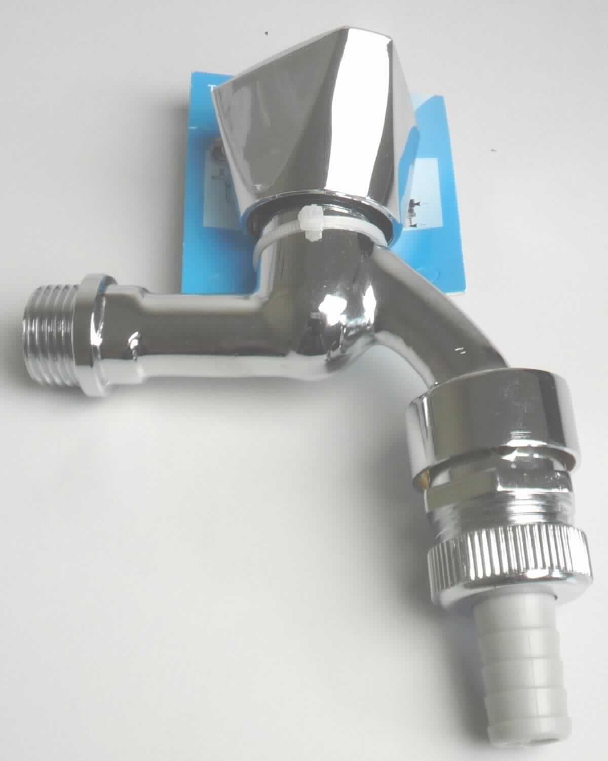 Bei der zu begutachtenden Ware handelt es sich um ein Ventil, sog. Waschmaschinenanschlussventil (TEC301301 / HSB 301301), aus verchromtem Messing, in Form eines Wasserhahns mit einem Drehgriff, einem Gewindeanschluss mit 1/2" Außengewinde, einer Schlauchverschraubung aus Messing (3/4")  sowie einem Rückflussverhinderer, zum Regulieren des Wasserdurchflusses und zum Unterbinden eines eventuellen Rückflusses.

Die Ware ist als "Armatur für Rohrleitungen, nicht von Unterpos. (KN) 8481 1005 bis 8481 8069 erfasst, Ventil, nicht aus Gusseisen oder Stahl, nicht für bestimmte Luftfahrzeuge, keine Magnetventilvorrichtung" einzureihen.
