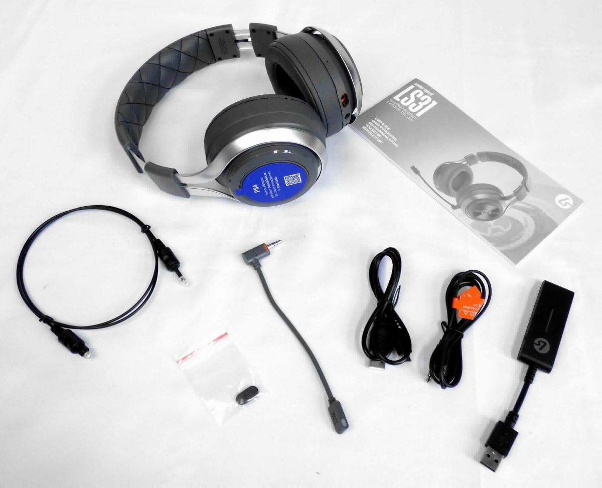 Gaming-Headset "LucidSound LS31", Art. LS006212
- aus zwei Hörern mit Ohrpolster an einem Kopfbügel mit Tonfrequenzverstärker, Equalizer, Mikrofon,
  Akkumulator, Funksende- und -empfangsbaugruppe, USB-Ladeanschluss, Audioanschluss und
  Bedienelementen (Abbildung s. Anlage),
- zum Umwandeln elektrischer Tonfrequenzsignale in Schallwellen und zum Umwandeln von Schallwellen
  in Tonfrequenzsignale - kennzeichnende Haupttätigkeit - sowie zum Senden und Empfangen von
  drahtlosen Audiosignalen,
- zusammen mit Beipack (Kabel, USB-Funkmodul, Anschlussabdeckung, Bedienungsanleitung) in einer
  gemeinsamen Verkaufsumschließung.
Das Headset bestimmt den Charakter des Ganzen.

"Kopfhörer kombiniert mit Mikrofon, kein Telefonhörer für Apparate der drahtgebundenen Fernsprechtechnik (Kombination aus Kopfhörer und Mikrofon - kennzeichnende Haupttätigkeit - und Funksende- und -empfangsgerät, in Warenzusammenstellung in Aufmachung für den Einzelverkauf mit nicht charakterbestimmendem Beipack"