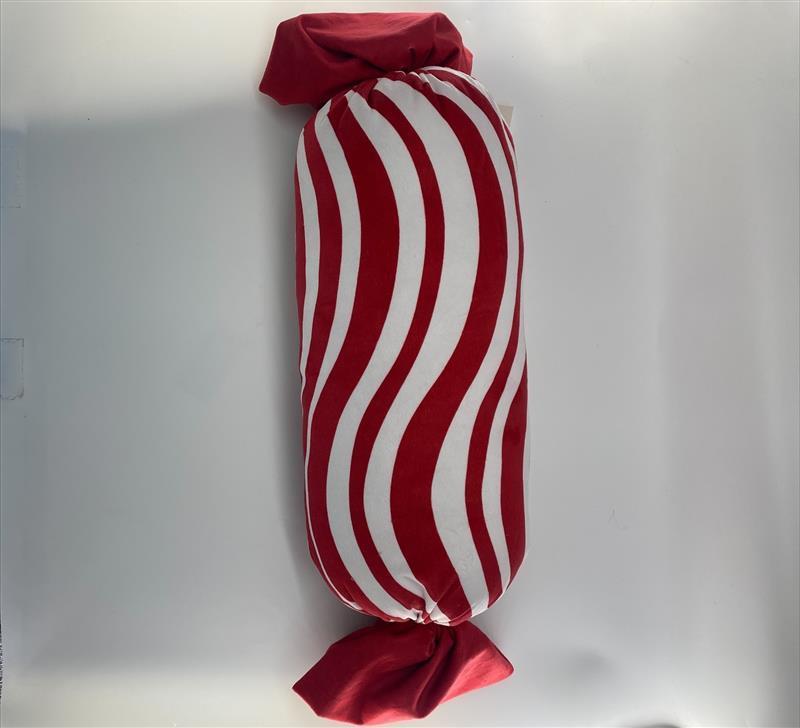 Bei dem sog. Kissen handelt es sich um ein ca. 59 cm x 16 cm x 16 cm (L x B x H) großes, zylinderförmiges Kissen mit angenähten Stoffstücken an den Enden in Form eines verpackten Bonbons mit einer weiß-rot gemusterten Hülle aus Spinnstoffgewirken und einer Füllung aus Wattierungsstoff.
 
Die Ware ist als „den Bettausstattungen ähnliche Ware, gepolstert, nicht von den Unterpositionen (HS) 9404 21 bis 9404 40 erfasst, nicht mit Federn oder Daunen gefüllt“ einzureihen.