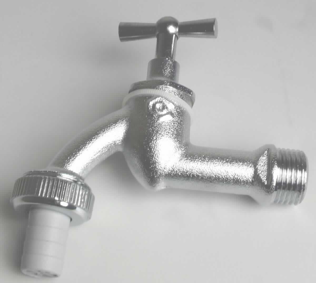 Bei der zu begutachtenden Ware handelt es sich um ein handbetätigtes Auslaufventil (T300401) aus Messing (nicht verchromt) in Form eines Wasserhahns mit einem Knebelgriff, einem Gewindeanschluss (1/2") und einer Schlauchverschraubung (3/4") aus Kunststoff, zum manuellen Regulieren des Wasserdurchflusses.

Die Ware ist als "Armatur für Rohrleitungen, nicht von Unterpos. (KN) 8481 1005 bis 8481 8069 erfasst, Ventil, nicht aus Gusseisen oder Stahl, nicht für bestimmte Luftfahrzeuge, keine Magnetventilvorrichtung" einzureihen.