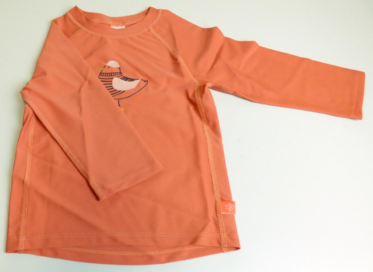 Modisches Unterhemd, sog. Sonnenschutz Shirt für Kleinkinder, für Kinder im Alter von 24 und
36 Monaten (entspricht den Größen 92 und 98) Foto siehe Anlage,
- in einem Polybeutel verpackt, veranschaulicht durch ein Warenmuster für Kinder im Alter
  von 36 Monaten,
- aus ca. 0,6 mm dicken, einfarbigen Gewirken aus laut Antrag 82 % Polyamid und 18 % Elasthan
  (synthetische Chemiefasern),
- bis über den Schritt reichend (Rückenlänge bei Gr. 98: ca. 42 cm),
- mit einem runden, halsnahen Ausschnitt mit einer Randeinfassung,
- ohne Öffnung und ohne Verschluss,
- mit langen, nicht enganliegenden Ärmeln (deshalb kein T-Shirt),
- auf der Vorderseite mit einem Motiv bedruckt,
- am unteren Rand und an den Ärmelenden durch Umschlagen und Festnähen gesäumt,
- ist nicht für Kleinkinder mit einer Körpergröße von bis zu 86 cm bestimmt.

"Modisches Unterhemd, aus Gewirken, aus Chemiefasern"