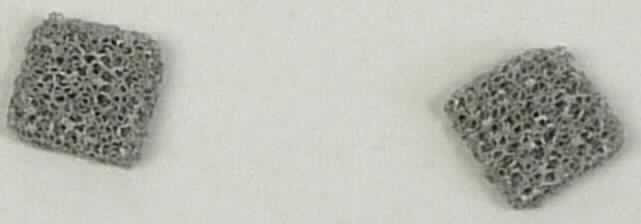 Es handelt sich um gesinterte sog. Metallschaumpellets in Form von rechteckig zugeschnittenen Flacherzeugnissen (Abmessungen etwa 9,8 x 9,8 x 2,9 mm) aus einer Nickellegierung mit gewichtsmäßig vorherrschendem Nickelgehalt. Die Waren weisen eine poröse Struktur auf und dienen als Katalysatorträgermaterial.
- Antragstellerangaben -

Die Erzeugnisse gehören aufgrund ihrer objektiven Beschaffenheitsmerkmale und Verwendung weder zum Warenkreis der Position 7501 noch der Position 7502. Eine Einreihung als "Bleche, Bänder und Folien aus Nickel" in die Position 7506 kommt aufgrund der zellulären Struktur der Waren nicht in Betracht, Anmerkung 1 d) zu Kapitel 75.

Abbildung siehe Anlage.

Derartige Erzeugnisse gehören als "andere als (im TARIC-Code 7508 1000 00 genannte) Waren aus Nickel" zum TARIC-Code 7508 9000 00.