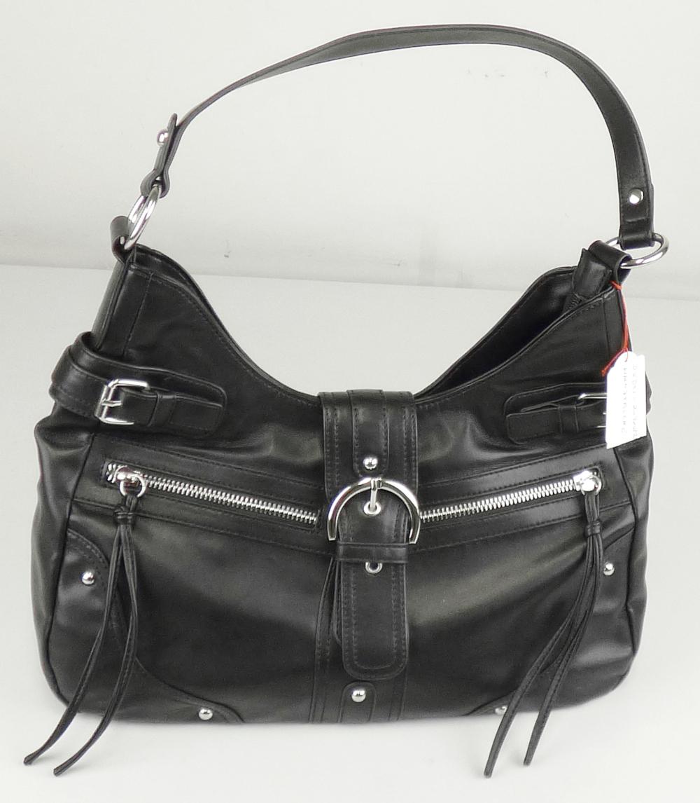 Umhängetasche, sog. Catwalk Handtasche RD-23421, Foto siehe Anlage,
- mit einer Außenseite aus Kunststofffolien,
- mit einem Tragegriff,
- an der Rückseite mit einem eingesetzten Reißverschlussfach,
- mit zwei eingesetzten Vorfächern mit Reißverschluss,
- das Hauptfach ist mit einem ca. 2,5 cm unterhalb des oberen Rands verlaufenden Reißverschluss sowie
  mit einer Überschlaglasche mit einem magnetischen Druckknopfverschluss versehen,
- - gefüttert; innen mit zwei offenen Einsteckfächern und einem Reißverschlussfach ausgestattet,
- mit den Abmessungen: ca. 34 cm (Breite) x 28 cm (Höhe) x 11 cm (Tiefe),
- keine Einreihung als Handtasche aufgrund der Größe.

"Ähnliches Behältnis, anderes als in den Unterpositionen 4202 1110 bis 4202 3900 genannte, mit Außen-
 seite aus Kunststofffolien, anderes als in den Unterpositionen 4202 9211 bis 4202 9215 genannte"