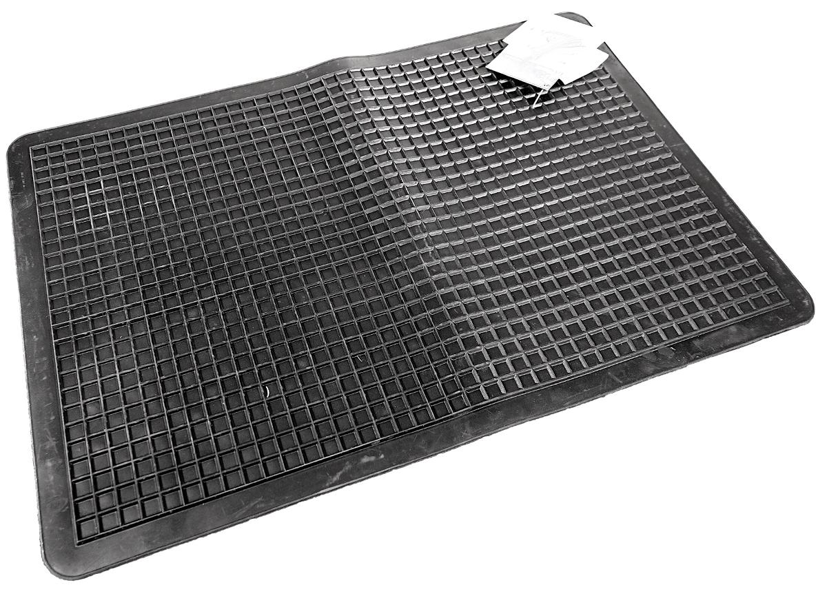 Angaben des Antragstellers:
Bei der Ware handelt es sich um eine schwarze Gummimatte (Maße: 520 x 350 mm; Füllrandhöhe: 4 mm) mit genoppter Unterseite.

Feststellungen / Untersuchung an einem Warenmuster:
Es wurde eine rechteckige, schwarze, elastische Fußmatte (Maße: ca. 52 x 35 cm) mit abgerundeten Ecken aus Weichkautschuk vorgelegt. Die Oberseite weist ein kariertes Prägemuster mit umlaufendem Rand auf. Die Unterseite verfügt über kleine Noppen.

Befund:
Es handelt sich um eine andere Ware aus Weichkautschuk, andere, Fußmatte.