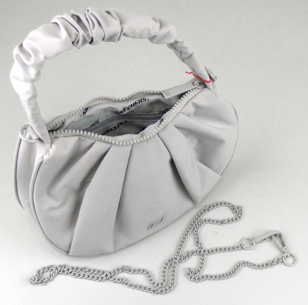 Handtasche, sog. Skechers New Handtasche 24895A, Foto siehe Anlage,
- mit einer Außenseite aus Spinnstoffen,
- mit einem Handtragegriff,
- mit einem Schultertrageriemen in Form einer abnehmbaren Gliederkette aus unedlem Metall,
- mit einem entlang des oberen Rands verlaufenden Reißverschluss versehen,
- - gefüttert; innen mit einem Reißverschlussfach ausgestattet,
- mit den Abmessungen: ca. 25 cm (Breite) x 17 cm (Höhe) x 8 cm (Tiefe),
- laut Antrag nicht handgearbeitet,
- in unterschiedlichen Farben,
- Handtasche, da aufgrund der Größe und des Gesamteindrucks in erster Linie dazu geeignet,
  kleinere, persönliche Gegenstände aufzunehmen.

"Handtasche, mit Außenseite aus Spinnstoffen, nicht handgearbeitet"