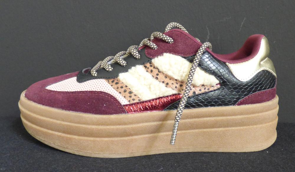 Halbschuhe, Größe 37, Foto siehe Anlage,
- mit Laufsohlen aus laut Antrag Kunststoff,
- mit Oberteil aus Spinnstoff (den größten Teil der Außenfläche bildend) und Kunststoff (Spinnstoff 
  mit einer mit bloßem Auge, wahrnehmbaren Außenschicht aus Kunststoff),
- auf das Oberteil sind Verstärkungsteile aus Kunststoff und Spinnstoff aufgesetzt,
- mit einer Lasche aus Plüschgewirken,
- mit Schnürsenkelverschluss.

"Schuhe mit Laufsohlen aus Kunststoff und Oberteil aus Spinnstoffen, andere als in den Unter-
 positionen (KN) 6404 1100 bis 6404 1910 genannte"