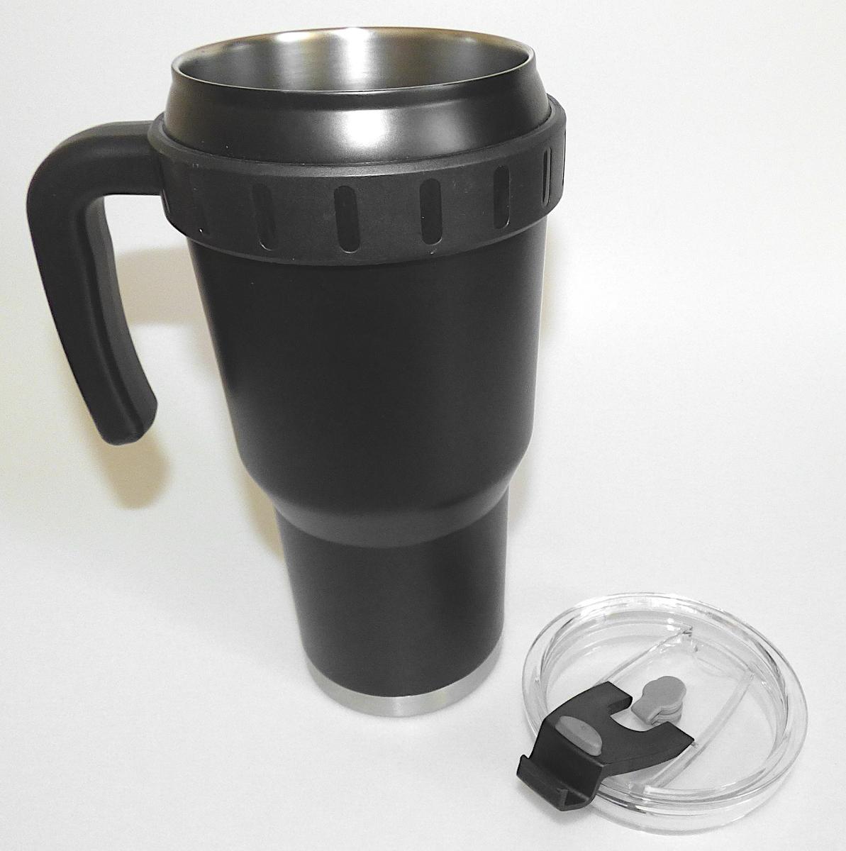 Bei dem sog. „684880 Graceland Vacuum Travel Mug Cup 2“ handelt es sich um einen ca. 24 cm hohen und 13 cm breiten Trinkbecher mit Griff, bestehend aus einem doppelwandigen Behältnis aus Metall.

Der Becher besitzt einen luftverdünnten Raum (Vakuum) zwischen den Metallwänden und einen durchsichtigen Deckel aus Kunststoff, der mit einem Klappverschluss versehen ist.

Der Becher dient zum Bereithalten, Kühlen sowie Warmhalten von Getränken.

Die in einem Karton verpackte Ware ist als "Vakuum-Isolierbehälter" einzureihen.