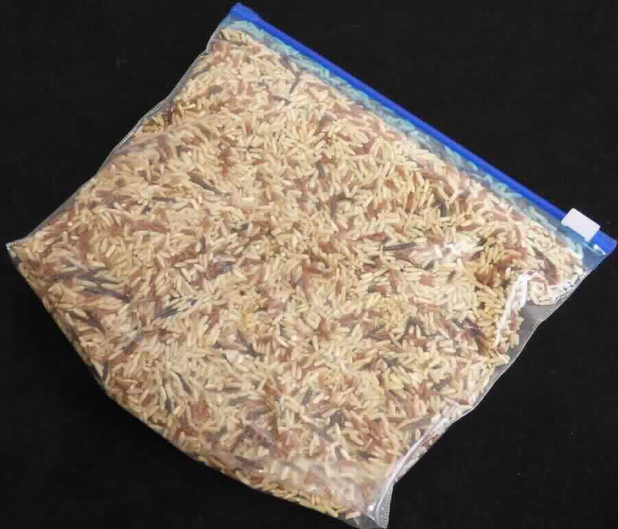 Reismischung aus Langkornreis, rotem Reis und Wildreis

Antragsangaben: Reismischung aus 70 % Bio-Langkorn Braunreis (Sorte Parmal), 20 % rotem Bio-Reis und 10 %  Bio-Wildreis, verpackt in einer 500 g Faltschachtel mit Innenbeutel.

Beschaffenheit der vorgelegten Warenprobe: Mischung aus augenscheinlich geschältem, braunen und roten Langkornreis mit einem geringen Anteil an Bruchreis und Wildreis, abgepackt in einem transparenten Musterbeutel mit weißem Klebeetikett. Die Menge an Langkornreis überwiegt deutlich. Der Reis bestimmt den Charakter der Ware.

Beschaffenheit des Reises (gemäß Angabe):
Schäl- / Schleifgrad: geschält.
Durchschnittliche Länge der ganzen Reiskörner: mehr als 6 mm.
Verhältnis der Länge zur Breite der ganzen Reiskörner: 3 oder mehr.
Parboiled: Nein
Duftreis: Nein
Bruchreisgehalt (augenscheinlich): deutlich weniger als 5 GHT.

Reis, geschält, nicht parboiled, langkörnig, mit einem Verhältnis der Länge zur Breite von 3 oder mehr, kein Duftreis.