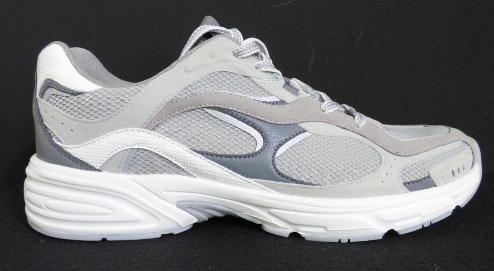 Halbschuhe, in Erwachsenengröße, Foto siehe Anlage,
- mit Laufsohlen aus laut Antrag Kunststoff,
- mit Oberteil aus Spinnstoff (den größten Teil der Außenfläche bildend) und Kunststoff (Spinnstoff 
  mit einer mit bloßem Auge, wahrnehmbaren Außenschicht aus Kunststoff),
- auf das Oberteil sind Verstärkungsteile aus Kunststoff und Spinnstoff aufgesetzt,
- mit Schnürsenkelverschluss, teilweise mit Schlaufen aus gewebten Bändern aus Spinnstoff,
- im Bereich der Lasche mit einer Anziehhilfe.

"Schuhe mit Laufsohlen aus Kunststoff und Oberteil aus Spinnstoffen, andere als in den Unter-
 positionen (KN) 6404 1100 bis 6404 1910 genannte"