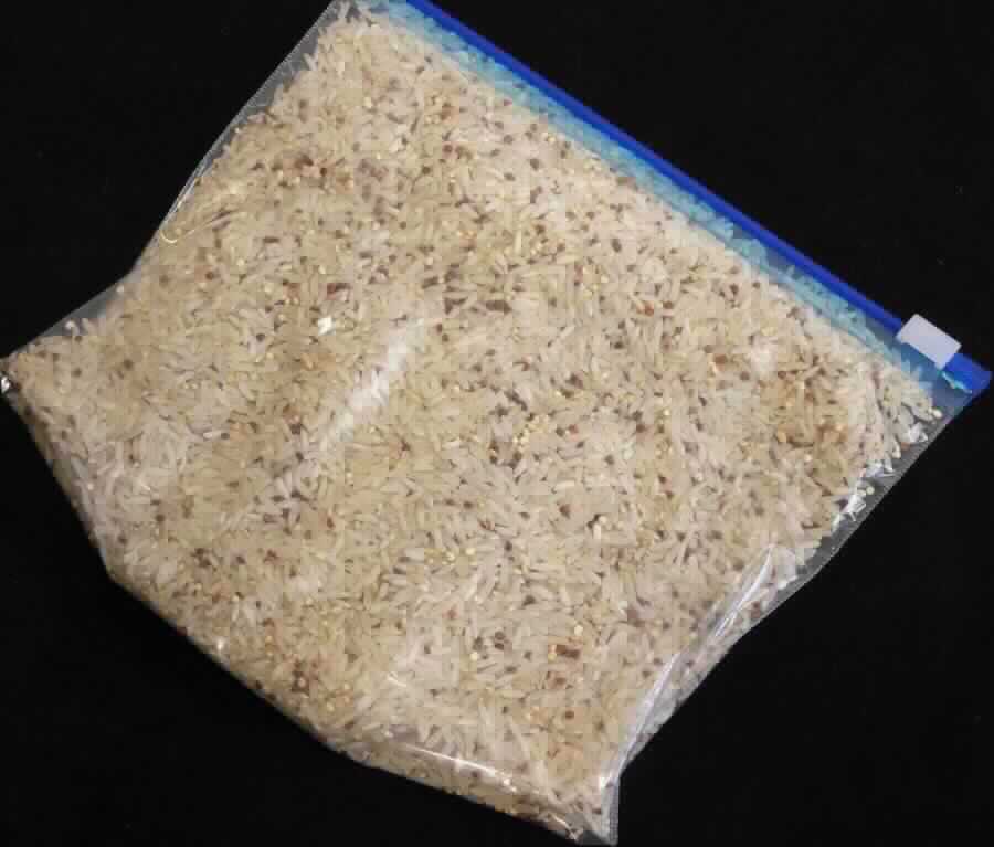 Reismischung Langkornreis mit weißer und roter Quinoa

Antragsangaben: Reismischung aus 90 % Bio-Langkornreis (Sorte Parmal), 5 % roter Bio-Quinoa und 5 % weißer Bio-Quinoa, verpackt in einer 500 g Faltschachtel mit Innenbeutel.

Beschaffenheit der vorgelegten Warenprobe: Mischung aus augenscheinlich vollständig geschliffenem Langkornreis mit einem geringen Anteil an Bruchreis, roten und weißen Quinoakörnern, abgepackt in einem transparenten Musterbeutel mit weißem Klebeetikett. Die Menge an Langkornreis überwiegt deutlich, der Reis bestimmt den Charakter der Ware.

Beschaffenheit des Reises (gemäß Angabe):
Schäl- / Schleifgrad: vollständig geschliffen.
Durchschnittliche Länge der ganzen Reiskörner: mehr als 6 mm.
Verhältnis der Länge zur Breite der ganzen Reiskörner: 3 oder mehr.
Parboiled: Nein
Duftreis: Nein
Bruchreisgehalt (augenscheinlich): deutlich weniger als 5 GHT.

Reis, vollständig geschliffen, nicht parboiled, langkörnig, mit einem Verhältnis der Länge zur Breite von 3 oder mehr, in unmittelbaren Umschließungen mit einem Gewicht des Inhalts von 5 kg oder weniger, kein Duftreis.