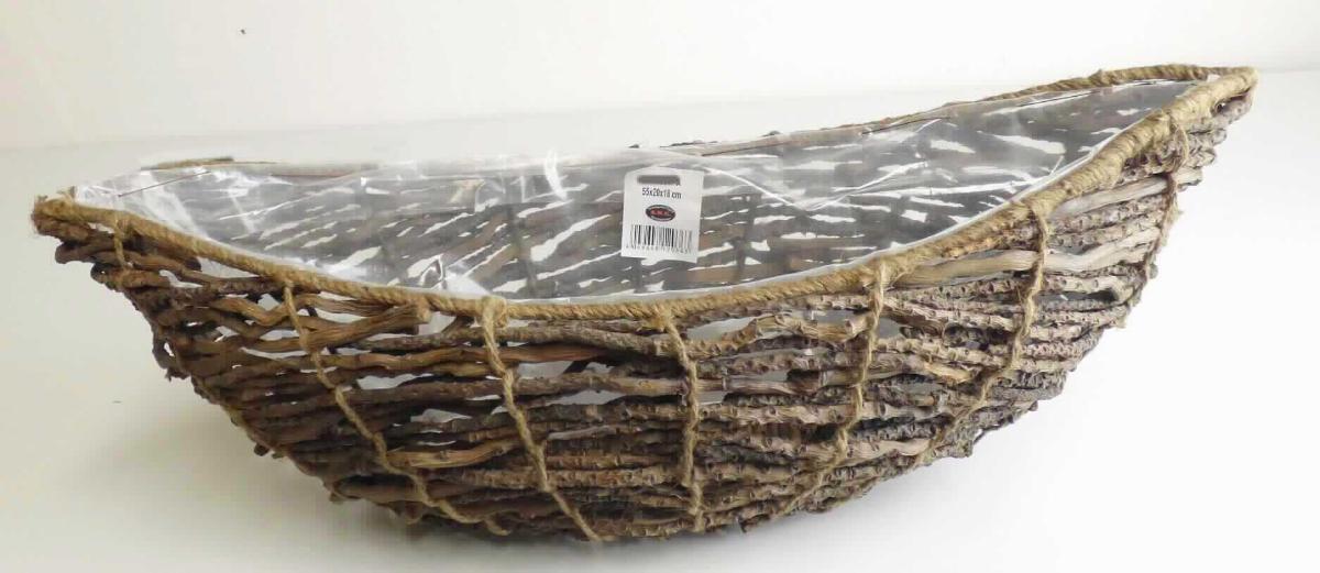 Nach den Angaben der Antragstellerin und der vorliegenden Warenprobe handelt es sich um eine sog. schiffchenförmige Pflanzschale aus Kokosnussfasern (Länge ca. 55 cm / Höhe ca. 15 cm). Das Erzeugnis besteht aus einem Gerüst aus Metalldraht, welches komplett mit parallel aneinander gefügten, dünnen, biegsamen Zweigen von Pflanzen der Art Merrenaia boisiana (Flechtstoff im Sinne der Anmerkung 1 zu Kapitel 46) umwickelt und mit Spinnstoffbändern befestigt ist. Zusätzlich ist die Ware im Inneren mit einer eingenähten, klarsichtigen Kunststofffolie ausgeschlagen. Das Pflanzgefäß ist in zwei unterschiedlichen Größen verfügbar.

Der Flechtstoff bestimmt im Hinblick auf den Umfang und das äußere Erscheinungsbild den wesentlichen Charakter der aus verschiedenen Stoffen zusammengesetzten Ware.

Nach den Antragsangaben ist die Ware nicht handgearbeitet.

Zolltarifrechtlich handelt es sich um eine "unmittelbar aus pflanzlichen Flechtstoffen hergestellte Ware, nicht aus Bambus oder Rattan, andere als Flaschenhülsen, nicht handgearbeitet".