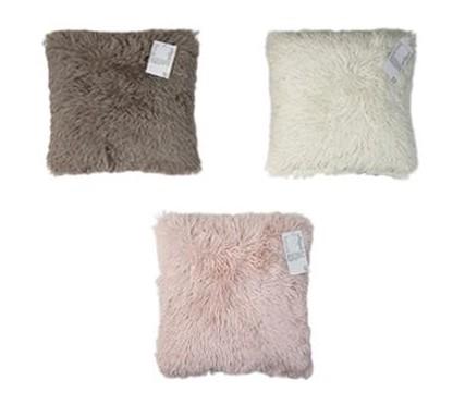 Bei der Ware handelt es sich um ein ca. 40 cm x 40 cm (L x B) großes Kissen mit einer einfarbigen Hülle aus Spinnstoffen und einer Füllung aus Polyester (lt. Antrag).

Das Erzeugnis ist als eine „den Bettausstattungen ähnliche Ware, gepolstert, nicht von den Unterpositionen (HS) 9404 21 bis 9404 40 erfasst, nicht mit Federn oder Daunen gefüllt“ einzureihen.
