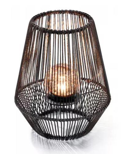 Bei der sog. Solar Leuchte Windlicht „Ilona“, Art. 102207 handelt es sich um einen elektrischen Beleuchtungskörper, bestehend aus einem runden, ca. 26 cm x 31,5 cm (H x d) großen, unten und oben offenen Gestell aus Metall, seitlich mit im ca. 1 cm Abstand vertikal angebrachten Kunststoffschnüren und innen mit einer kreisrunden Metallplatte und darauf befestigter farbloser Glaskugel (im Bruchglasdesign) versehen.
Im Kugelinnenraum ist ein Solarmodul und eine im Dauerlicht weiß leuchtende LED-Lichtquelle fest verbaut.
Das Erzeugnis ist mit einem Akku und einem Ein-/Ausschalter ausgestattet. 
 
Die Leuchte verbreitet bei eintretender Dunkelheit Licht und dient der Beleuchtung in der Art eines Stimmungslichtes im Innen- und Außenbereich (IP 44). 
Sie ist universell platzierbar und kann bspw. auf Terrassentische oder beliebige Gegenstände gestellt werden.
 
Die Bestandteile aus Glas und Metall bestimmen hinsichtlich des Umfangs und der Bedeutung in Bezug auf die Verwendung (Form und Stabilität sowie Lichtlenkung) gegenüber dem Kunststoff (äußeres Erscheinungsbild) den stofflichen Charakter der Leuchte. 
 
Hinweise auf Handarbeit liegen nicht vor. 
Die Ware ist in einem Karton verpackt.
 
Das Erzeugnis ist als "elektrischer Beleuchtungskörper, anderweit weder genannt noch inbegriffen, nicht von den Unterpositionen (HS) 9405 11 bis 9405 39 erfasst, fotovoltaisch, ausschließlich zur Verwendung mit LED-Lichtquellen bestimmt, kein Scheinwerfer, aus Metall und Glas, nicht handgearbeitet" einzureihen.