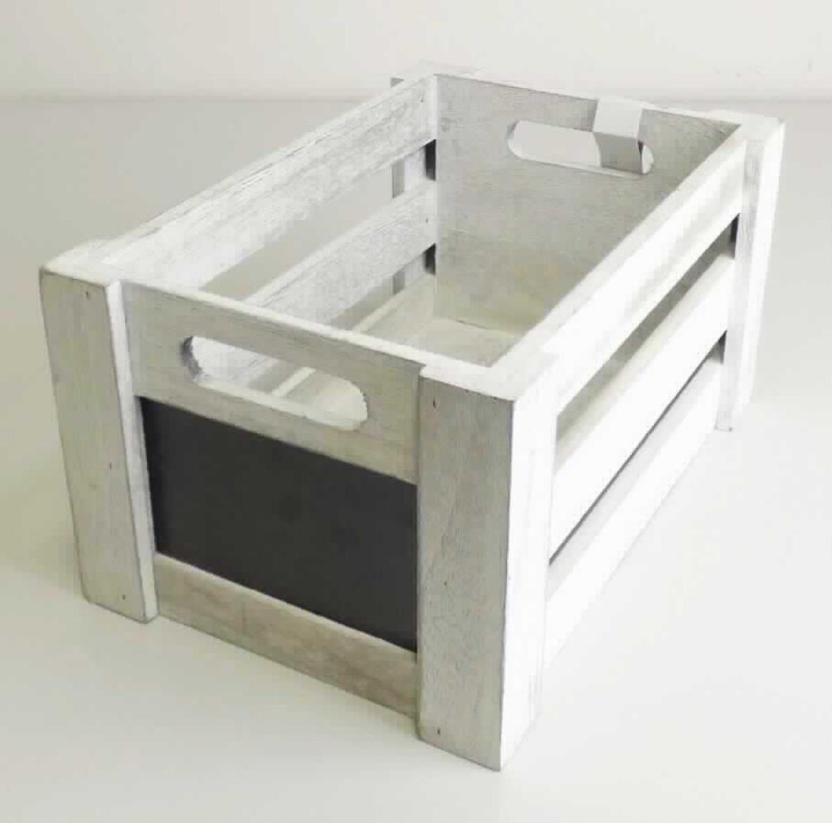 Aufbewahrungsbox, Antik weiß, Art.-Nr:69473
- aus einem rechteckigen Boden aus Sperrholz, zwei Längsseiten aus je drei Leisten, einer 
  Schmalseite aus zwei Leisten, wobei die oberste Leiste mit Griffmulde versehen ist, einer Schmalseite
  aus einer Platte mit Griffmulde sowie Verstärkungsleisten außen an den Ecken, aus Paulownia-Holz (lt. 
  Antragstellerin), mit weißem Farbüberzug (Abmessungen: ca. 26 x 17 x 13,5 cm), 
- an einer Schmalseite mit einer schwarzen Tafel zum Beschriften ausgestattet,
- durch einfache Verarbeitung (Nageln und Kleben) zusammengefügt, scharfkantig, raue Ober-
  flächen (nicht sorgfältig gearbeitet, kein Innenausstattungsgegenstand der Pos. 4420),
- zum Transport und Aufbewahren von Gegenständen, kein Möbel der Pos. 9403).
(Abbildung siehe Anlage)

Der Charakter der zusammengesetzten Ware aus Kiste und Schreibtafel wird bezüglich des Umfanges und der Bedeutung für die Verwendung durch die Kiste bestimmt. 

"Kiste aus Holz (zusammengesetzte Ware aus Holzkiste - charakterbestimmend - und Schreibtafel)"