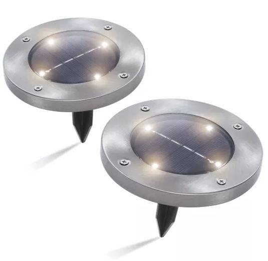 Bei der sog. Solar Bodenleuchte "Patio" 2er Set, Artikelnummer 102559, handelt es sich um zwei identische, elektrische Beleuchtungskörper und zwei etwa 6 cm lange, steckbare Erdspieße aus Kunststoff sowie eine Bedienungsanleitung. Ein Beleuchtungskörper besteht aus einem runden (d: etwa 11,2 cm), flachen (h: etwa 2,5 cm) Gehäuse aus Kunststoff, einem darauf mit vier Schrauben fixierten Ring aus Edelstahl, einer Abdeckscheibe, vier, innerhalb des Edelstahlrings im Kreis angebrachten, weiß leuchtenden LED-Lichtquellen, einem mittig angebrachten Solarmodul, einem austauschbaren Akkumulator, einem Helligkeitsschalter und einem Taster.
Die Leuchte dient der Außenbeleuchtung bspw. im Garten (IP65). 

Nach dem Umfang bestimmen die Anteile aus Kunststoff den Charakter der Leuchte.

Die Ware ist als "elektrischer Beleuchtungskörper, anderweit weder genannt noch inbegriffen, nicht von den Unterpositionen (HS) 9405 11 bis 9405 31 erfasst, fotovoltaisch, ausschließlich zur Verwendung mit LED-Lichtquellen bestimmt, kein Scheinwerfer, aus Kunststoff" einzureihen.