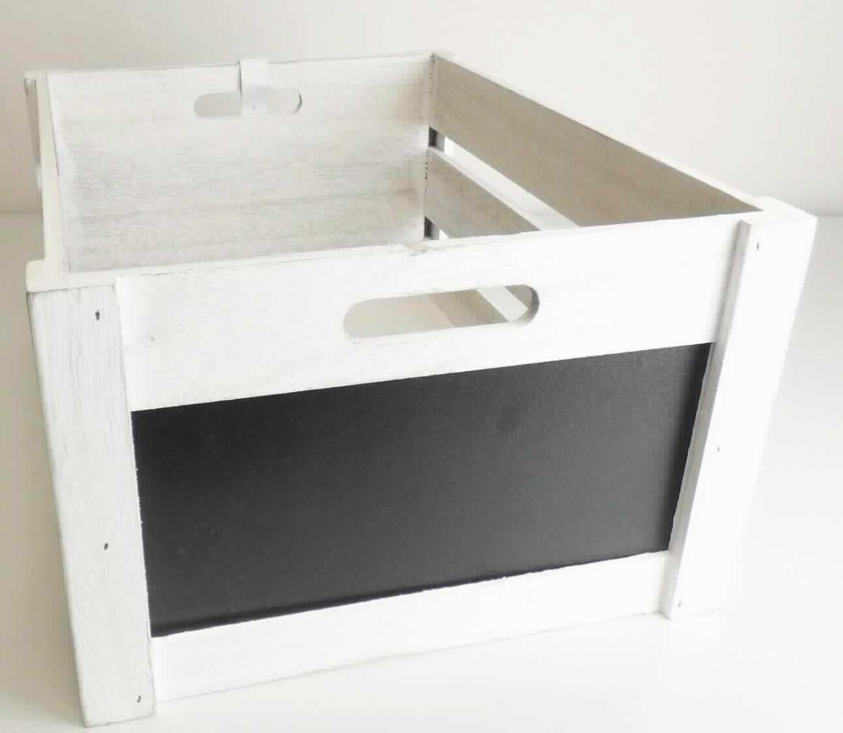 Aufbewahrungsbox, Antik weiß, Art.-Nr:69470
- aus einem rechteckigen Boden aus Sperrholz, zwei Längsseiten aus je drei Leisten, einer 
  Schmalseite aus zwei Leisten, wobei die oberste Leiste mit Griffmulde versehen ist, einer 
  Schmalseite aus einer Platte mit Griffmulde sowie Verstärkungsleisten außen an den Ecken, 
  aus Paulownia-Holz (lt. Antragstellerin), mit weißem Farbüberzug (Abmessungen: ca. 
  40,5 x 30,5 x 20 cm), 
- an einer Schmalseite mit einer schwarzen Tafel zum Beschriften ausgestattet,
- durch einfache Verarbeitung (Nageln und Kleben) zusammengefügt, scharfkantig, raue Ober-
  flächen (nicht sorgfältig gearbeitet, kein Innenausstattungsgegenstand der Pos. 4420),
- zum Transport und Aufbewahren von Gegenständen kein Möbel der Pos. 9403).
(Abbildung siehe Anlage)

Der Charakter der zusammengesetzten Ware aus Kiste und Schreibtafel wird bezüglich des Umfanges und der Bedeutung für die Verwendung durch die Kiste bestimmt. 

"Kiste aus Holz (zusammengesetzte Ware aus Holzkiste - charakterbestimmend - und Schreibtafel)"