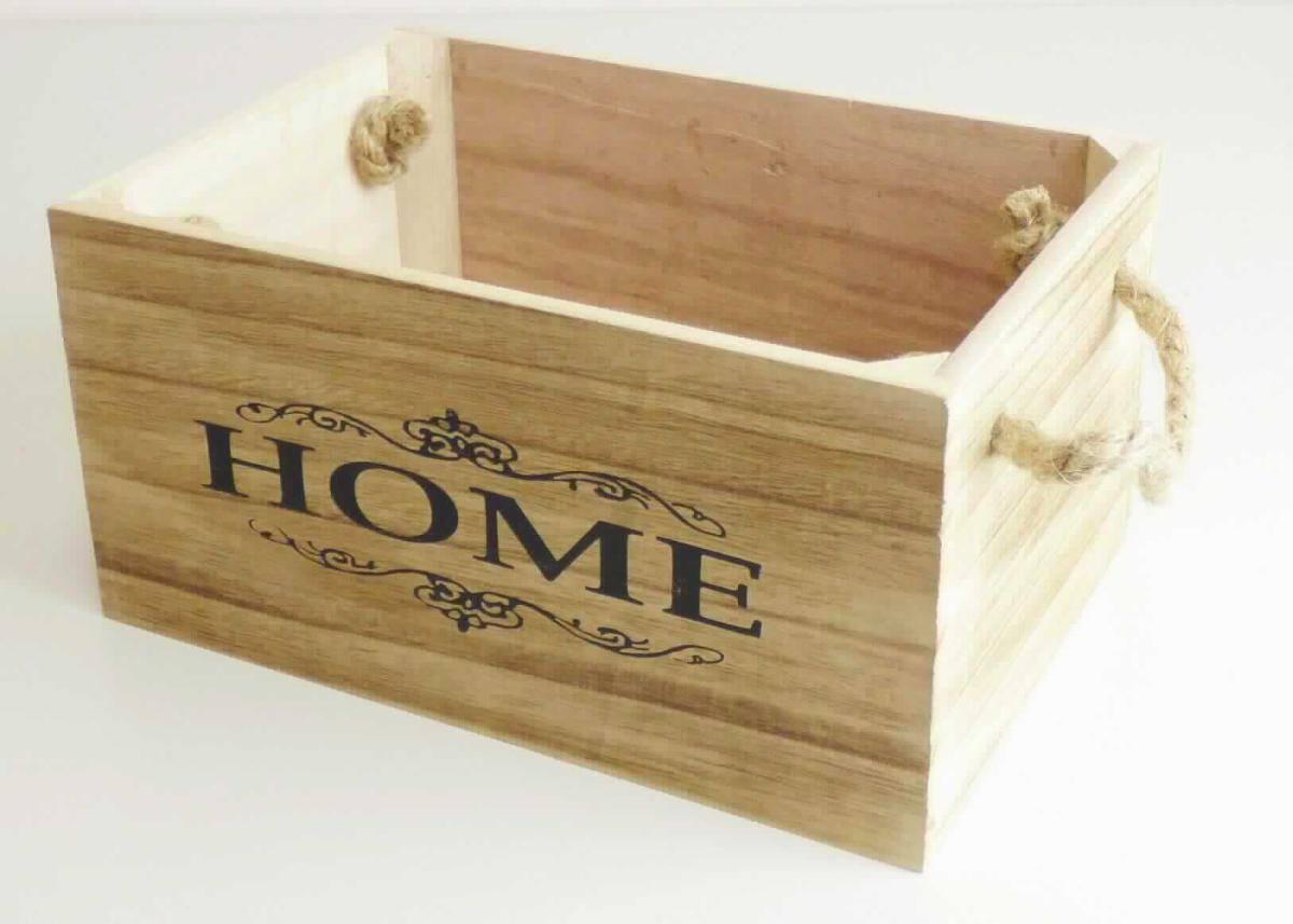 Aufbewahrungsbox, Art.-Nr.: 69493
- quaderförmige Kiste mit einer Bodenplatte aus Sperrholz, jeweils an den Längseiten mit 
  verziertem Aufdruck "HOME", an den Schmalseiten mit Seilgriffen aus Spinnstoffen ver-
  sehen, an den Ecken mit Dreikant Keilleisten verstärkt, aus Massivholz (Paulownia, lt. Antragstellerin), 
- in den Abmessungen: ca. 25,5 x 17 x 13 cm,
- durch einfache Verarbeitung (Kleben und Nageln) zusammengefügt, scharfkantig, raue Ober-
  flächen (nicht sorgfältig gearbeitet, kein Innenausstattungsgegenstand der Pos. 4420),
- zum Transport und Aufbewahren von Gegenständen (kein Möbel der Pos. 9403).
(Abbildung siehe Anlage)

Der Charakter der Kiste wird bezüglich der Bedeutung für die Verwendung und des Umfanges durch das Holz bestimmt. 

"Kiste aus Holz (zusammengesetzte Ware aus Holz - charakterbestimmend - und Spinnstoff)"