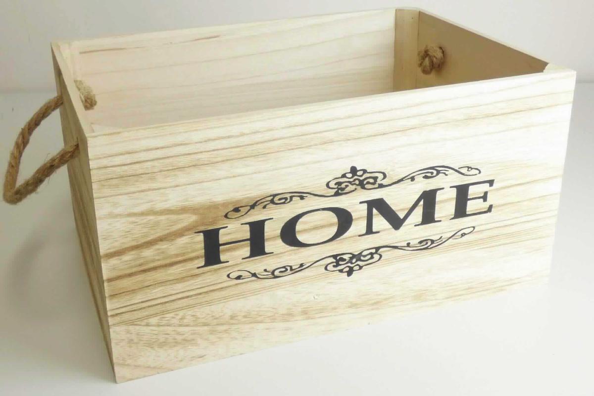 Aufbewahrungsbox, Art.-Nr.: 69490
- quaderförmige Kiste mit einer Bodenplatte aus Sperrholz, jeweils an den Längseiten mit 
  verziertem Aufdruck "HOME", an den Schmalseiten mit Seilgriffen aus Spinnstoffen ver-
  sehen, an den Ecken mit Dreikant Keilleisten verstärkt, aus Massivholz (Paulownia, lt. Antragstellerin), 
- in den Abmessungen: ca. 35 x 25 x 18 cm,
- durch einfache Verarbeitung (Kleben und Nageln) zusammengefügt, scharfkantig, raue Ober-
  flächen (nicht sorgfältig gearbeitet, kein Innenausstattungsgegenstand der Pos. 4420),
- zum Transport und Aufbewahren von Gegenständen (kein Möbel der Pos. 9403).
(Abbildung siehe Anlage)

Der Charakter der Kiste wird bezüglich der Bedeutung für die Verwendung und des Umfanges durch das Holz bestimmt. 

"Kiste aus Holz (zusammengesetzte Ware aus Holz - charakterbestimmend - und Spinnstoff)"