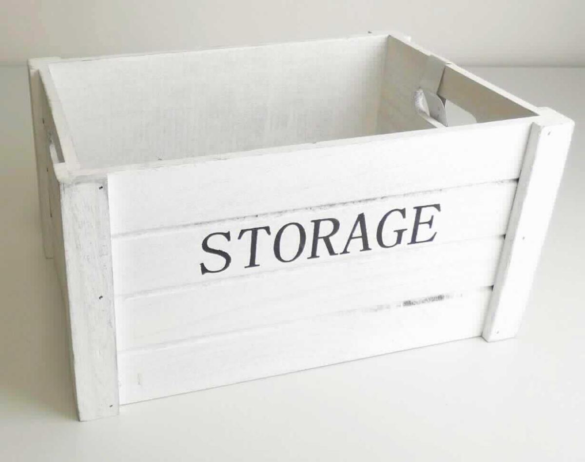 Aufbewahrungsbox, Art.-Nr.: 69462 (Abbildung siehe Anlage)
- Kiste bestehend aus einem rechteckigen Boden aus Sperrholz, je zwei Holzplatten mit Griffaus-
  schnitten und Kehlungen an den Schmalseiten sowie je zwei Holzplatten mit Kehlungen an den 
  Längsseiten, aus unregelmäßig weiß lasiertem Paulowniaholz (lt. Antragsteller), an den Ecken 
  mit je zwei Leisten verstärkt,
- durch einfache Verarbeitung (Nageln und Kleben) zusammengefügt, scharfkantig, stellenweise
  raue Oberflächen (keine sorgfältige Ausführung, kein Innenausstattungsgegenstand der 
  Pos. 4420),
- Abmessungen: ca. 30,5 x 20,5 x 16 cm,
- zum Transport und Aufbewahren von Gegenständen (nicht mit Truhen vergleichbar, kein 
  Möbel der Pos. 9403).

"Kiste aus Holz"
