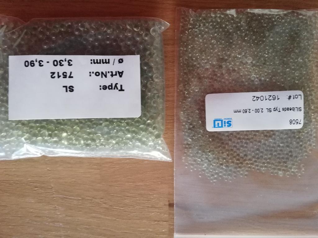 Andere Waren aus Glas, sog. SiLibeads Glaskugeln Typ SL > 1mm, Art. 7511R, Foto siehe Anlage,
- lt. Antrag,
- - massive Kugeln,
- - aus Glas (kein Glas der Unterpositionen 7020 0010 und 7020 0030),
- - mit einem Durchmesser von ca. 2,80 mm bis 3,40 mm,
- - nach der Formgebung gewaschen und poliert,
- - zur Verwendung als sog. Mahlkugeln in Rührwerksmühlen.

"Andere Waren aus Glas (Glaskugeln), andere als in den Unterpositionen 7020 0005
bis 7020 0008 genannte, aus anderem Glas als das in den Unterpositionen 7020 0010
und 7020 0030 genannte"