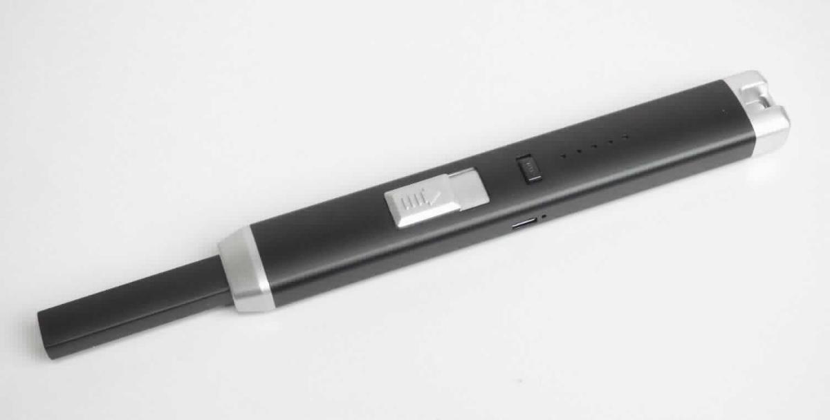 Bei der als "BBQ Feuerzeug, Future Tech Fire, 775-00.001neu" bezeichneten Ware handelt es sich um eine Warenzusammenstellung in Aufmachung für den Einzelverkauf, bestehend aus:

- einem ca. 23 cm langen Stabfeuerzeug (charakterverleihend im Hinblick auf die Verwendung) und 
- einem USB-Stecker zum Aufladen des elektrischen Feuerzeuges. 

Die gemeinsam in einer Pappschachtel verpackte Ware wird als "anderes Feuerzeug, kein Taschenfeuerzeug" eingereiht.