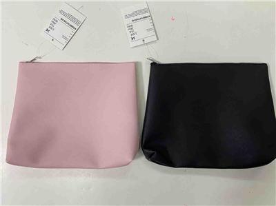 Ähnliches Behältnis, Foto siehe Anlage,
- mit einer Außenseite aus Kunststofffolien auf einer Unterlage aus Spinnstoff (Gewirke),
- mit einem entlang des oberen Rands verlaufenden Reißverschluss,
- - gefüttert; ohne Inneneinteilung,
- mit den Abmessungen: ca. 25 cm (Breite) x 22 cm (Höhe) x 4 cm (Tiefe),
- keine Einreihung als Toilettentasche, da nicht speziell zur Aufnahme von Toilettenartikeln
   hergerichtet.

"Ähnliches Behältnis, anderes als in den Unterpositionen 4202 1110 bis 4202 3900 genannte,
 mit Außenseite aus Kunststofffolien, anderes als in den Unterpositionen 4202 9211 bis
 4202 9215 genannte"
