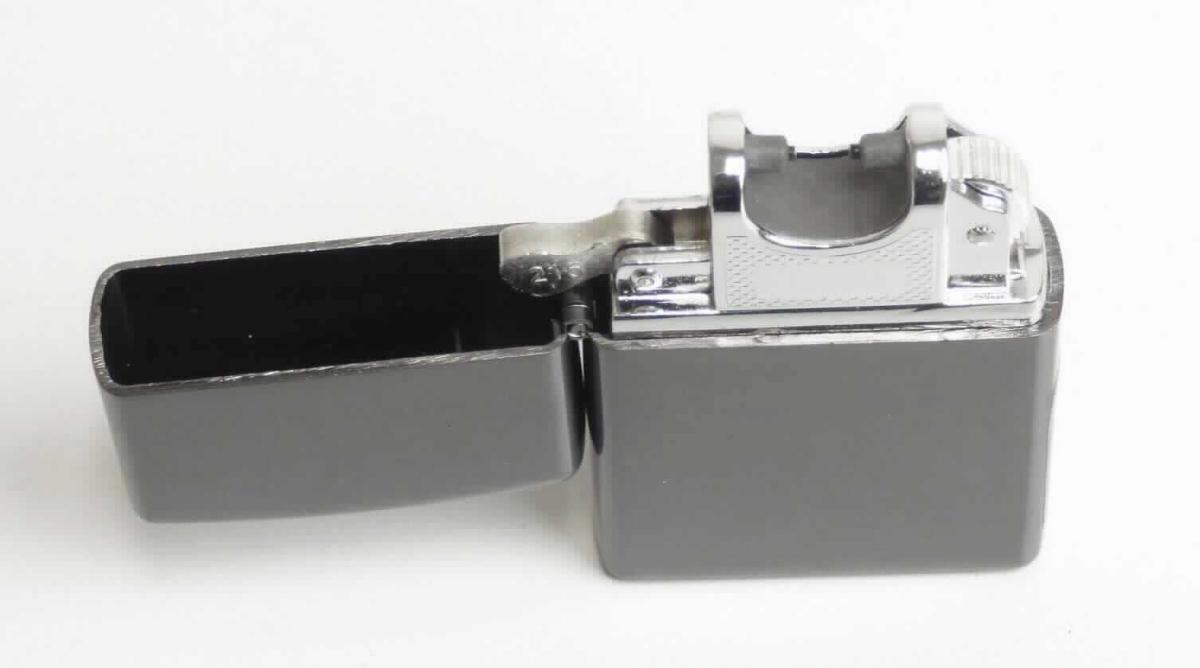 Bei der als "Lichtbogenfeuerzeug FuturePocketFire, 742-00" bezeichneten Ware handelt es sich um eine Warenzusammenstellung in Aufmachung für den Einzelverkauf, bestehend aus:

- einem ca. 5 x 3,5 cm (Länge x Breite) großen Feuerzeug (charakterverleihend im Hinblick auf die Verwendung) und 
- einem USB-Stecker zum Aufladen des elektrischen Feuerzeuges. 

Die gemeinsam in einer Pappschachtel verpackte Ware wird als "anderes Feuerzeug, nicht für Gas" eingereiht.